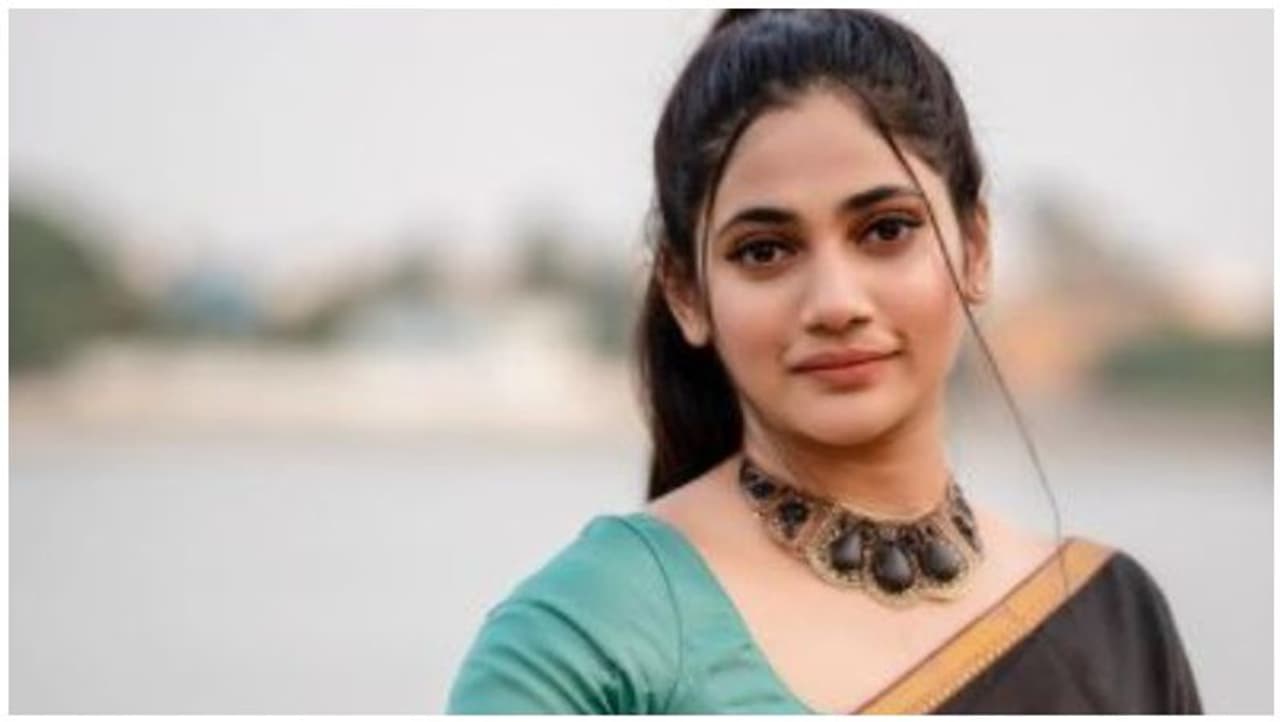 <p>இலங்கை செய்திவாசிப்பாளரான லாஸ்லியா பிக்பாஸ் சீசன் 3 நிகழ்ச்சியில் பங்கேற்றதால் தமிழகம் முழுவதும் பட்டி, தொட்டி எல்லாம் பிரபலமானார்.</p> <p>இலங்கை செய்திவாசிப்பாளரான லாஸ்லியா பிக்பாஸ் சீசன் 3 நிகழ்ச்சியில் பங்கேற்றதால் தமிழகம் முழுவதும் பட்டி, தொட்டி எல்லாம் பிரபலமானார்.</p>