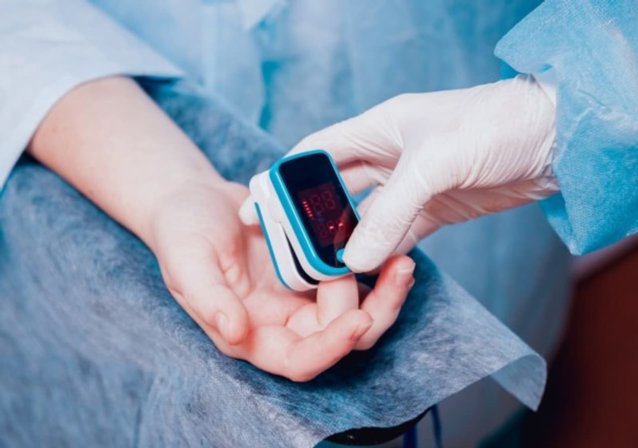 <p>ప్రస్తుతం చాలా రకాల ఆక్సిమీటర్లను మార్కెట్లో విక్రయిస్తున్నారు. ప్రజలు అందుబాటులో ఉన్న ఆక్సిమీటర్లను కొనుగోలు చేస్తున్నారు, కానీ మార్కెట్లో చాలా నకిలీ ఆక్సిమీటర్లు కూడా &nbsp;ఉన్నాయని తెలిస్తే మీకు ఆశ్చర్యం కలిగిస్తుంది, వాటిని కొనుగోలు చేయడం లేదా ఉపయోగించడం మీకు ప్రమాదకరం.&nbsp;</p>