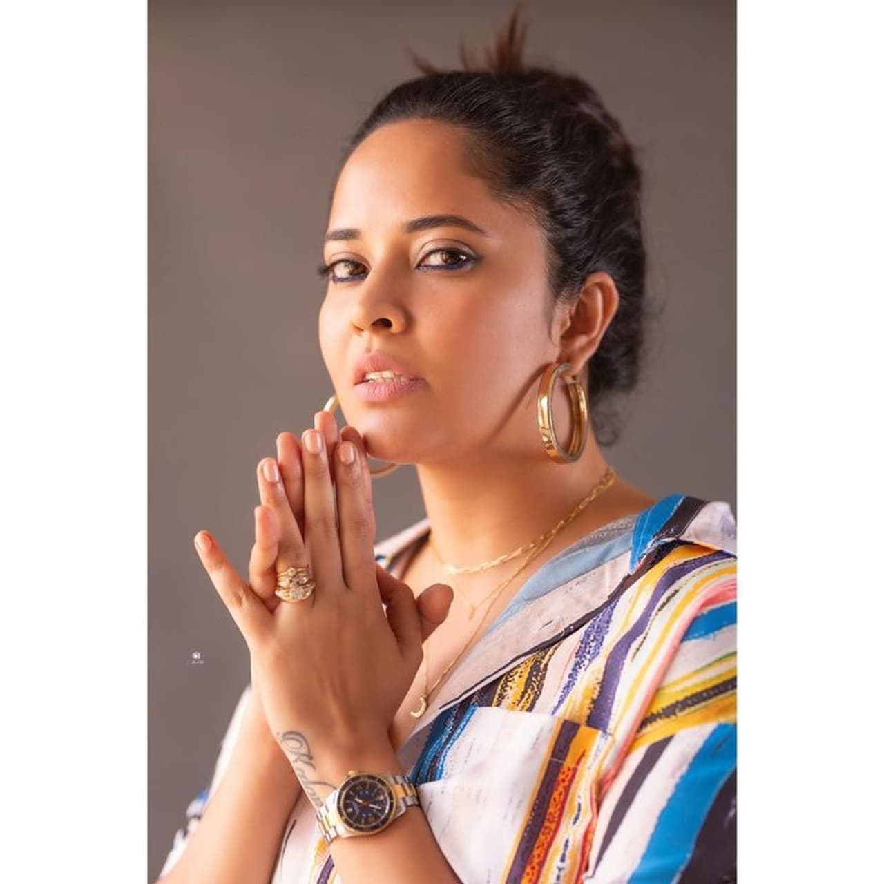 యాంకర్‌ అనసూయ సంతూర్‌ మమ్మీలా ఉందట. స్టయిలీష్‌ పోజుల్లో అనసూయ తగ్గేదెలే అనిపిస్తుందని అంటున్నారు నెటిజన్లు. అయితే నిన్ను ఇలా చూసి మహేష్‌బాబు ఎమైపోను అంటూ సెటైర్లు వేస్తున్నారు.