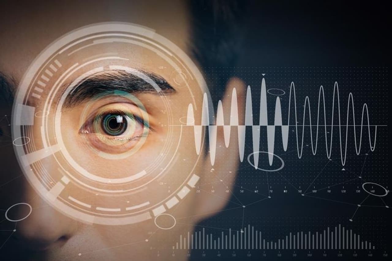 <p> దీనిలో ఉండే లెన్స్ సెన్సార్ నుండి కంప్యూటర్కు లైవ్ డేటా బదిలీ చేస్తుంది, అలాగే అది చాలా వైర్లెస్గా ఉంటుంది. యు.ఎస్, యు.కె, చైనాలోని పరిశోధకులు ఈ అద్భుతమైన స్మార్ట్ కాంటాక్ట్ లెన్స్ను రూపొందించారు. దీన్ని కంటిలో పెట్టుకున్న తరువాత మీరు మీ షుగర్, గుండె సంబంధిత వ్యాధులను పర్యవేక్షించగలుగుతారు.</p> <p> దీనిలో ఉండే లెన్స్ సెన్సార్ నుండి కంప్యూటర్కు లైవ్ డేటా బదిలీ చేస్తుంది, అలాగే అది చాలా వైర్లెస్గా ఉంటుంది. యు.ఎస్, యు.కె, చైనాలోని పరిశోధకులు ఈ అద్భుతమైన స్మార్ట్ కాంటాక్ట్ లెన్స్ను రూపొందించారు. దీన్ని కంటిలో పెట్టుకున్న తరువాత మీరు మీ షుగర్, గుండె సంబంధిత వ్యాధులను పర్యవేక్షించగలుగుతారు.</p>