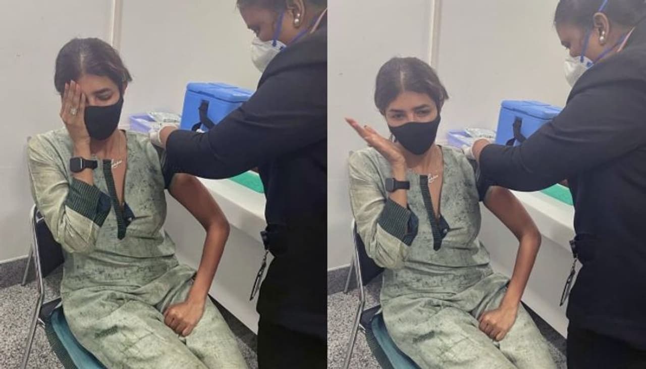 43ఏళ్ల మంచు లక్ష్మి కాసేపటి క్రితం తాను వ్యాక్సిన్ చేయించుకున్నట్టు చెప్పింది. `ఇది గొప్ప రోజు. యశోధ ఆసుపత్రిలో నా మొదటి జాబ్ పూర్తయ్యింది. పరిశుభ్రత, మంచి సేవతో ఆకట్టుకున్నారు. నాకిప్పుడు చాలా రిలీఫ్గా ఉంది` అని పేర్కొంది. 43ఏళ్ల మంచు లక్ష్మి కాసేపటి క్రితం తాను వ్యాక్సిన్ చేయించుకున్నట్టు చెప్పింది. `ఇది గొప్ప రోజు. యశోధ ఆసుపత్రిలో నా మొదటి జాబ్ పూర్తయ్యింది. పరిశుభ్రత, మంచి సేవతో ఆకట్టుకున్నారు. నాకిప్పుడు చాలా రిలీఫ్గా ఉంది` అని పేర్కొంది.