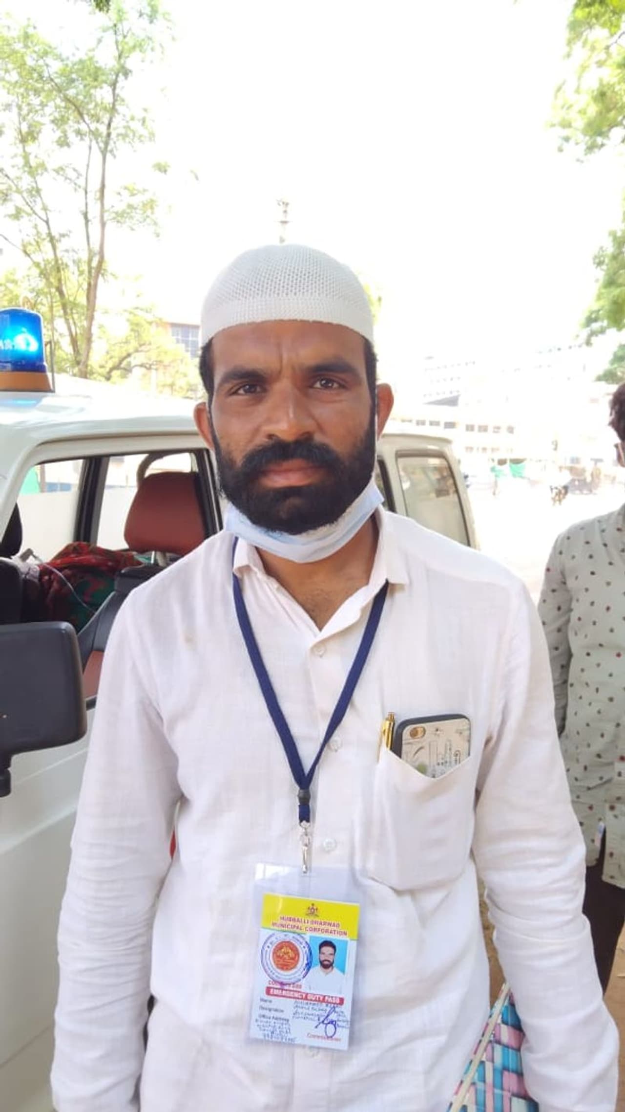 <p>ಇವರು ಮಹ್ಮದ್ ಇರ್ಷಾದ್ ಅಹ್ಮದ್ ಬಳ್ಳಾರಿ (ಬಳ್ಳಾ ಸೇಠ್). ಹುಬ್ಬಳ್ಳಿಯ ಗಣೇಶಪೇಟ ನಿವಾಸಿ. ದಿನದ 24 ಗಂಟೆಗಳ ಕಾಲ ಸೋಂಕಿತರಿಗಾಗಿ ಶ್ರಮಿಸುತ್ತಿದ್ದಾರೆ. ಮೊದಲ ಅಲೆಯ ವೇಳೆ ನಿರ್ಗತಿಕರಿಗೆ, ವಲಸಿಗರಿಗೆ ಆಹಾರ ಪೂರೈಸಿದ್ದ ಬಳ್ಳಾ ಸೇಠ್ ಈಗ ನೇರವಾಗಿ ಕೋವಿಡ್ ಸೋಂಕಿತರ ಸೇವೆಯಲ್ಲಿ ತೊಡಗಿದ್ದಾರೆ. ಸೋಂಕಿತರ ಸೇವೆಗಾಗಿ ತಮ್ಮ ಓಮಿನಿಯನ್ನು ಆ್ಯಂಬುಲೆನ್ಸ್ ಆಗಿ ಪರಿವರ್ತಿಸಿದ್ದಾರೆ. ಇದರಲ್ಲಿ 15ಕೆಜಿಯ ಮೂರು ಸಿಲಿಂಡರ್ ಇಟ್ಟಿದ್ದಾರೆ. ಹೀಗೆ ಆಕ್ಸಿಜನ್ ವ್ಯವಸ್ಥೆ, ಸೋಂಕಿತರಿಗೆ ಬೇಕಾದ ಅಗತ್ಯ ಔಷಧ, ಟೆಲಿಮೆಡಿಸಿನ್ಗೆ ಬೇಕಾದ ಪಲ್ಸ್ ಆಕ್ಸಿಮೀಟರ್, ಥರ್ಮಾಮೀಟರ್ ಆ್ಯಂಬುಲೆನ್ಸ್ನಲ್ಲಿದೆ. ಸೋಂಕಿತರು ಎಷ್ಟೇ ಹೊತ್ತಿಗೆ ಕರೆ ಮಾಡಲಿ, ಇವರು ಯಾವುದೇ ಬಗೆಯ ಸೇವೆಗೆ ಸಿದ್ಧ.</p> <p>ಇವರು ಮಹ್ಮದ್ ಇರ್ಷಾದ್ ಅಹ್ಮದ್ ಬಳ್ಳಾರಿ (ಬಳ್ಳಾ ಸೇಠ್). ಹುಬ್ಬಳ್ಳಿಯ ಗಣೇಶಪೇಟ ನಿವಾಸಿ. ದಿನದ 24 ಗಂಟೆಗಳ ಕಾಲ ಸೋಂಕಿತರಿಗಾಗಿ ಶ್ರಮಿಸುತ್ತಿದ್ದಾರೆ. ಮೊದಲ ಅಲೆಯ ವೇಳೆ ನಿರ್ಗತಿಕರಿಗೆ, ವಲಸಿಗರಿಗೆ ಆಹಾರ ಪೂರೈಸಿದ್ದ ಬಳ್ಳಾ ಸೇಠ್ ಈಗ ನೇರವಾಗಿ ಕೋವಿಡ್ ಸೋಂಕಿತರ ಸೇವೆಯಲ್ಲಿ ತೊಡಗಿದ್ದಾರೆ. ಸೋಂಕಿತರ ಸೇವೆಗಾಗಿ ತಮ್ಮ ಓಮಿನಿಯನ್ನು ಆ್ಯಂಬುಲೆನ್ಸ್ ಆಗಿ ಪರಿವರ್ತಿಸಿದ್ದಾರೆ. ಇದರಲ್ಲಿ 15ಕೆಜಿಯ ಮೂರು ಸಿಲಿಂಡರ್ ಇಟ್ಟಿದ್ದಾರೆ. ಹೀಗೆ ಆಕ್ಸಿಜನ್ ವ್ಯವಸ್ಥೆ, ಸೋಂಕಿತರಿಗೆ ಬೇಕಾದ ಅಗತ್ಯ ಔಷಧ, ಟೆಲಿಮೆಡಿಸಿನ್ಗೆ ಬೇಕಾದ ಪಲ್ಸ್ ಆಕ್ಸಿಮೀಟರ್, ಥರ್ಮಾಮೀಟರ್ ಆ್ಯಂಬುಲೆನ್ಸ್ನಲ್ಲಿದೆ. ಸೋಂಕಿತರು ಎಷ್ಟೇ ಹೊತ್ತಿಗೆ ಕರೆ ಮಾಡಲಿ, ಇವರು ಯಾವುದೇ ಬಗೆಯ ಸೇವೆಗೆ ಸಿದ್ಧ.</p>