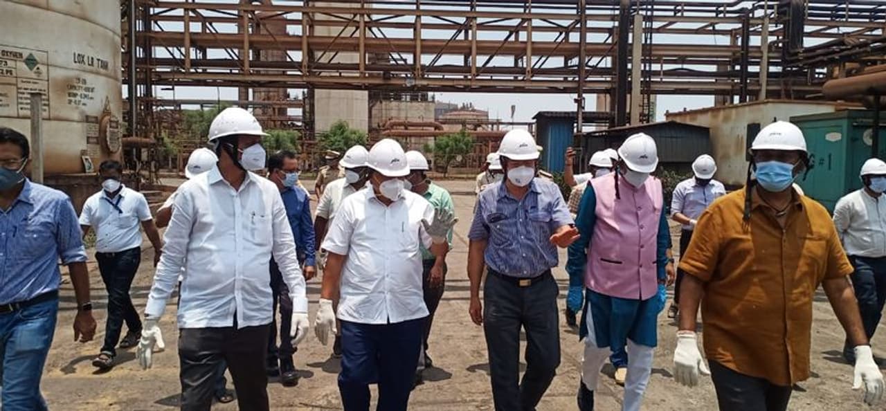 <p>ಕಾರ್ಖಾನೆ ಆವರಣದಲ್ಲಿರುವ ವಿವಿಧ ಘಟಕಗಳಲ್ಲಿ ಆಕ್ಸಿಜನ್‌ ಉತ್ಪಾದನೆ ಹಾಗೂ ಟ್ಯಾಂಕರ್‌ಗಳಿಗೆ ಆಕ್ಸಿಜನ್‌ ಭರ್ತಿ ಮಾಡುವ ಪ್ರಕಿಯೆಯನ್ನು ಶನಿವಾರ ಪರಿಶೀಲಿಸಿ ಆಕ್ಸಿಜನ್‌ ಉತ್ಪಾದನೆಯ ಮಾಹಿತಿ ಪಡೆದುಕೊಂಡ ಸಚಿವ ಜಗದೀಶ್‌ ಶೆಟ್ಟರ್‌&nbsp;</p>