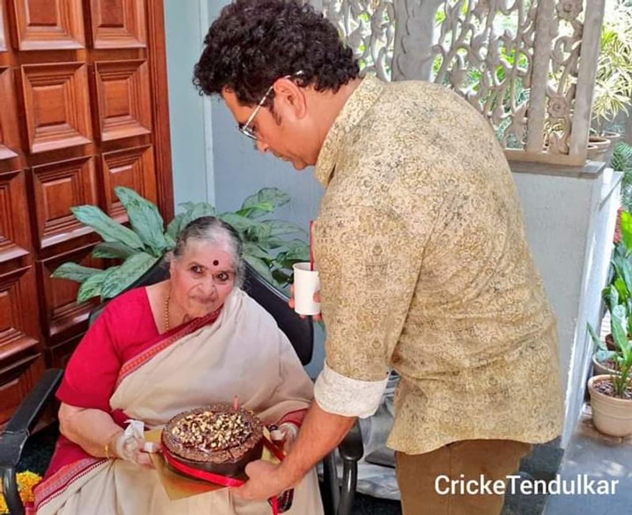 <p>సచిన్ టెండూల్కర్ ఆయన తల్లి రజిని టెండూల్కర్...</p>