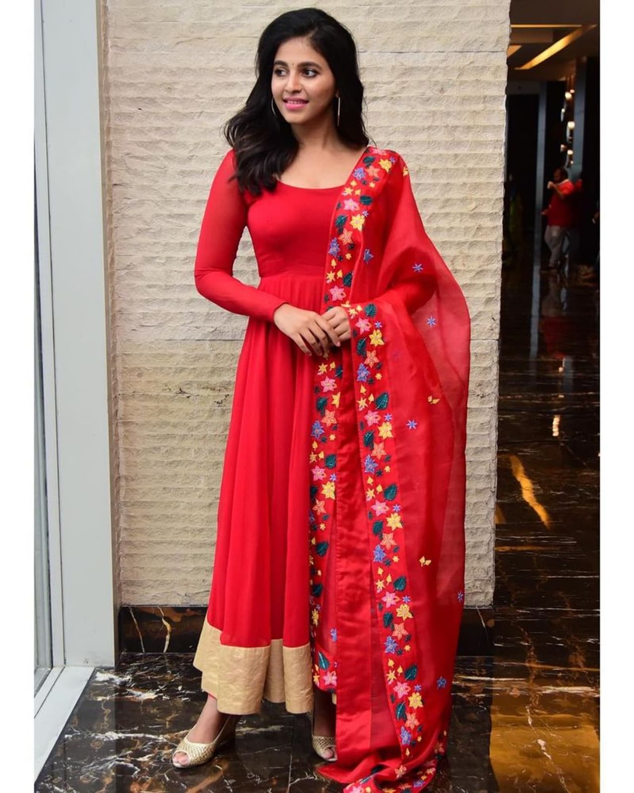 ఎర్రగులాబీల రెడీ అయి హోయలు పోయింది అంజలి. తాజాగా ఈ అమ్మడు పంచుకున్న గ్లామర్ ఫోటోలు సోషల్ మీడియాలో వైరల్ అవుతున్నాయి. ఫ్యాన్స్ ని తెగ ఆకట్టుకుంటున్నాయి. ఎర్రగులాబీల రెడీ అయి హోయలు పోయింది అంజలి. తాజాగా ఈ అమ్మడు పంచుకున్న గ్లామర్ ఫోటోలు సోషల్ మీడియాలో వైరల్ అవుతున్నాయి. ఫ్యాన్స్ ని తెగ ఆకట్టుకుంటున్నాయి.