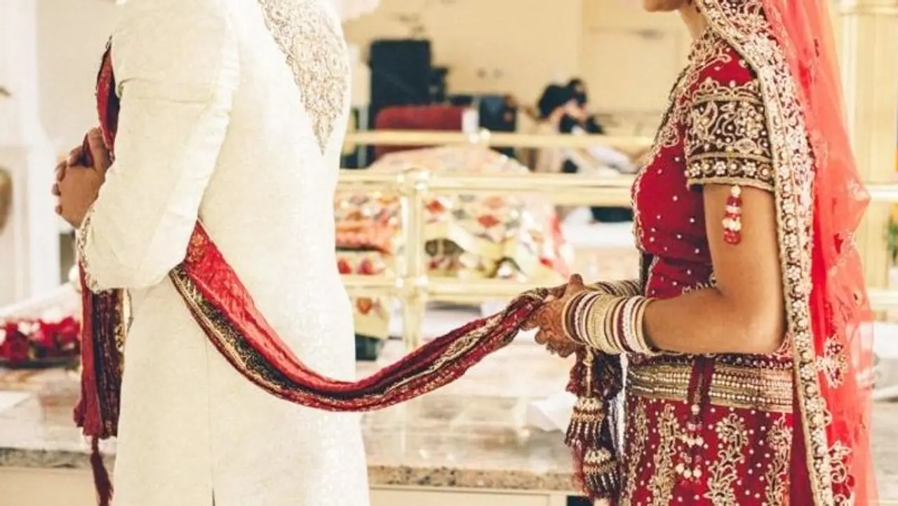 <p style="text align: justify;">ಮಹಿಳೆಯರಿಗೆ ಹೆಚ್ಚಾಗಿ ಮದುವೆಯ ಬಗ್ಗೆ ಯೋಚನೆ ಮಾಡುವಂತಹ ಸಂದರ್ಭ ಬರುತ್ತದೆ. ಕೆಲವೊಮ್ಮೆ ಅದು ಮನೆಯವರ ಒತ್ತಾಯಕ್ಕಾಗಿ ಅಥವಾ ಇನ್ಯಾವುದೋ ವಿಚಾರವಾಗಿ ಮದುವೆ ಆಗಬೇಕಾಗುತ್ತೆ. ಈ ರೀತಿಯಾಗಿ ಮದುವೆಯಾಗುವುದು ವೈವಾಹಿಕ ಜೀವನ ಮತ್ತು ಸಂಗಾತಿಯ ಮೇಲೆ ಪ್ರತಿಕೂಲ ಪರಿಣಾಮ ಬೀರುತ್ತದೆ. ನಿಮ್ಮ ಈ ನಿರ್ಧಾರದಿಂದ ಮುಂದೊಂದು ದಿನ ನೀವೇ ವಿಷಾದಿಸುವುದಲ್ಲದೆ, ವೈವಾಹಿಕ ಜೀವನಲ್ಲಿ ಸಮಸ್ಯೆಗಳು ಉಂಟಾಗುತ್ತವೆ. </p> <p style="text align: justify;">ಮಹಿಳೆಯರಿಗೆ ಹೆಚ್ಚಾಗಿ ಮದುವೆಯ ಬಗ್ಗೆ ಯೋಚನೆ ಮಾಡುವಂತಹ ಸಂದರ್ಭ ಬರುತ್ತದೆ. ಕೆಲವೊಮ್ಮೆ ಅದು ಮನೆಯವರ ಒತ್ತಾಯಕ್ಕಾಗಿ ಅಥವಾ ಇನ್ಯಾವುದೋ ವಿಚಾರವಾಗಿ ಮದುವೆ ಆಗಬೇಕಾಗುತ್ತೆ. ಈ ರೀತಿಯಾಗಿ ಮದುವೆಯಾಗುವುದು ವೈವಾಹಿಕ ಜೀವನ ಮತ್ತು ಸಂಗಾತಿಯ ಮೇಲೆ ಪ್ರತಿಕೂಲ ಪರಿಣಾಮ ಬೀರುತ್ತದೆ. ನಿಮ್ಮ ಈ ನಿರ್ಧಾರದಿಂದ ಮುಂದೊಂದು ದಿನ ನೀವೇ ವಿಷಾದಿಸುವುದಲ್ಲದೆ, ವೈವಾಹಿಕ ಜೀವನಲ್ಲಿ ಸಮಸ್ಯೆಗಳು ಉಂಟಾಗುತ್ತವೆ. </p>