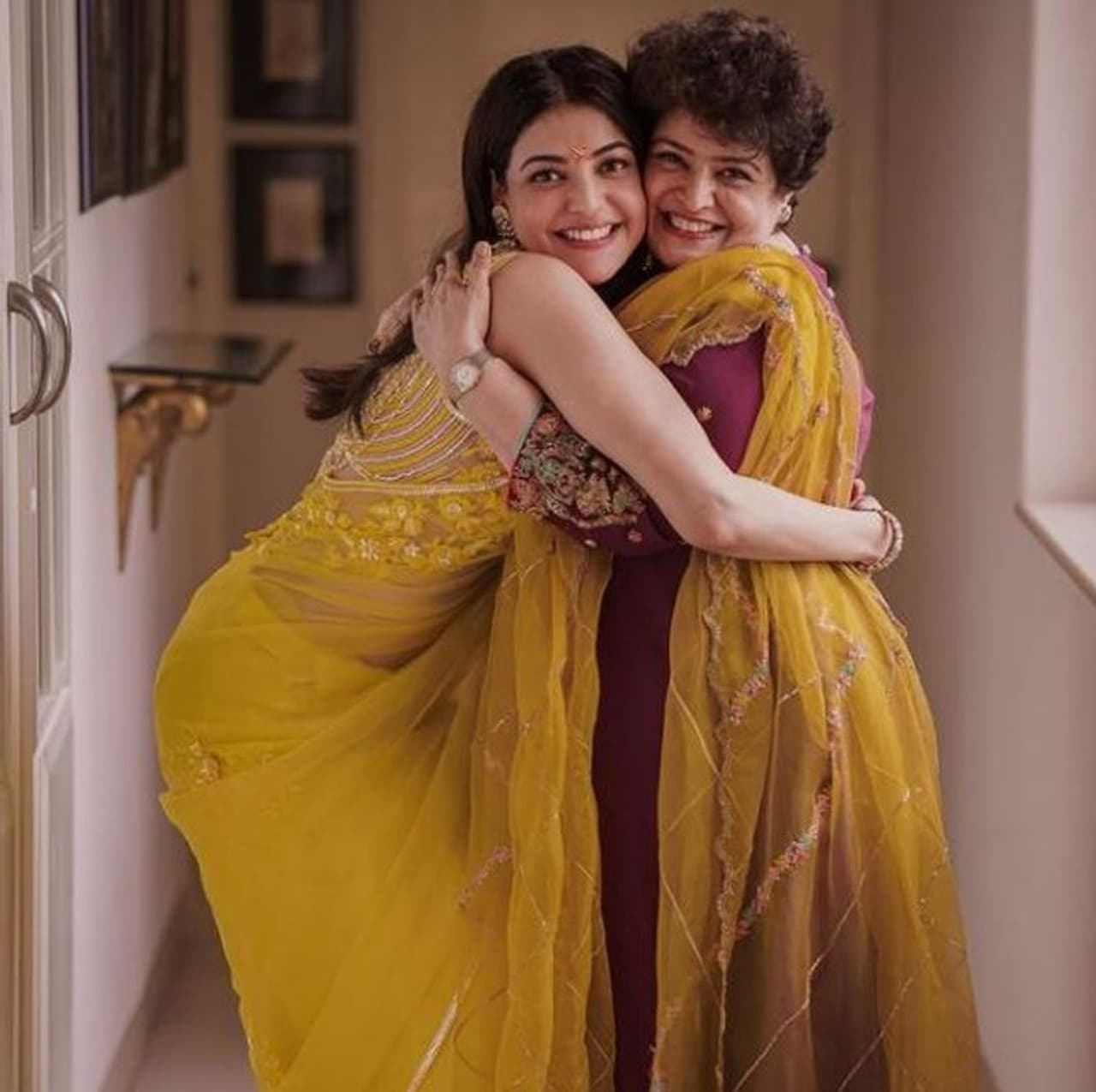 <p>தன்னுடைய அம்மாவுடன் காஜல் அகர்வால் </p> <p>தன்னுடைய அம்மாவுடன் காஜல் அகர்வால் </p>