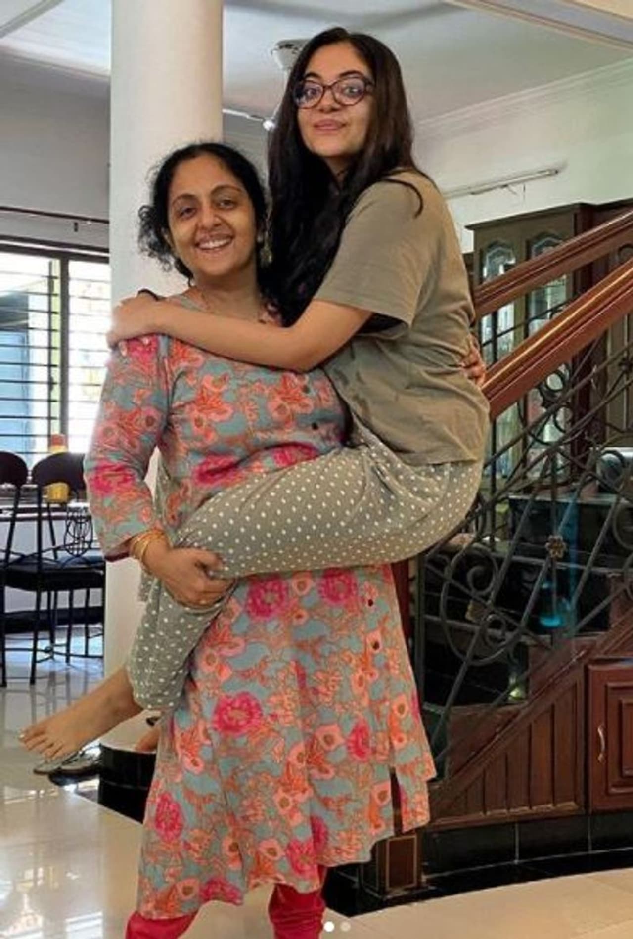 <p>ചിത്രങ്ങളോടൊപ്പം ഹൃദയസ്പർശിയായ കുറിപ്പും താരം പങ്കുവച്ചിട്ടുണ്ട്. തന്റെ അമ്മ സിന്ധു കൃഷ്ണ തന്നെയും സഹോദരിമാരെയും എടുത്തുനിൽക്കുന്ന ചിത്രങ്ങളാണ് നടി ഇൻസ്റ്റയിൽ പോസ്റ്റ് ചെയ്തിരിക്കുന്നത്.</p> <p>ചിത്രങ്ങളോടൊപ്പം ഹൃദയസ്പർശിയായ കുറിപ്പും താരം പങ്കുവച്ചിട്ടുണ്ട്. തന്റെ അമ്മ സിന്ധു കൃഷ്ണ തന്നെയും സഹോദരിമാരെയും എടുത്തുനിൽക്കുന്ന ചിത്രങ്ങളാണ് നടി ഇൻസ്റ്റയിൽ പോസ്റ്റ് ചെയ്തിരിക്കുന്നത്.</p>