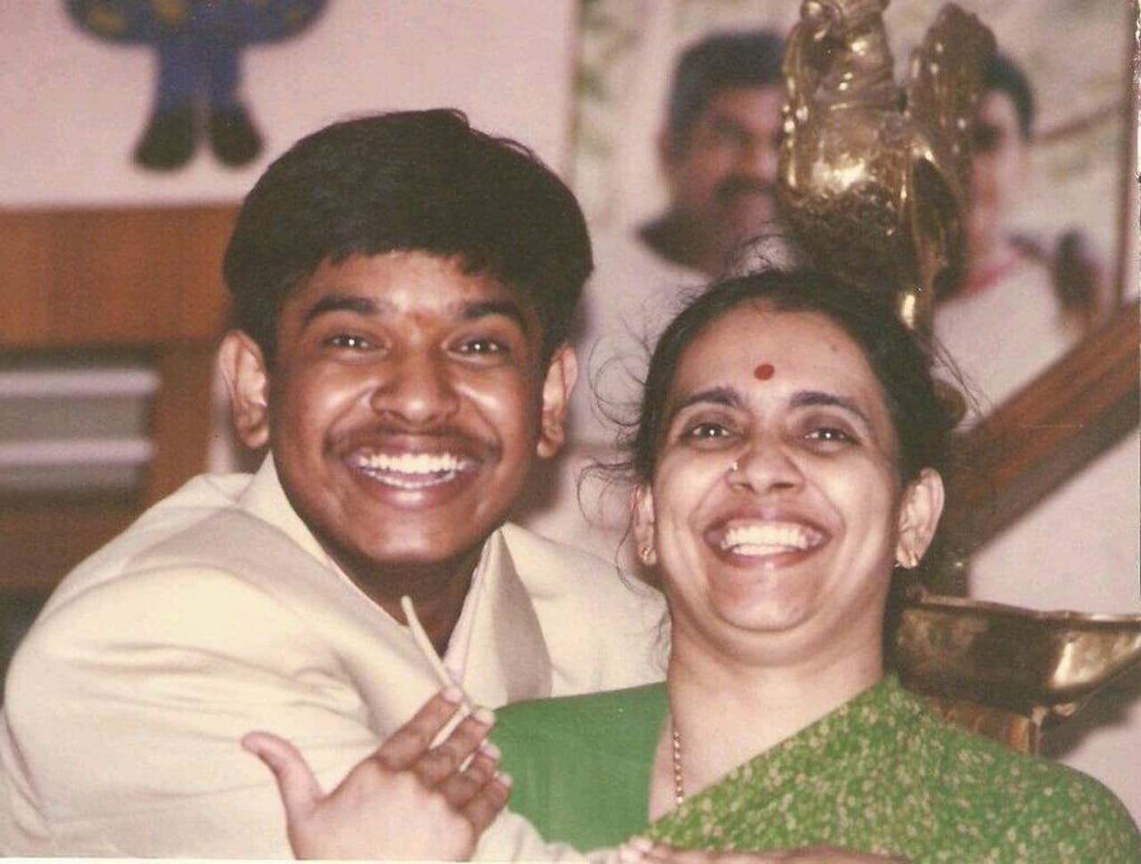 <p>உடல்நல பிரச்சனை காரணமாக காவேரி மருத்துவமனையில் அனுமதிக்கப்பட்டிருந்த பிரபல இயக்குனர் வெங்கட்பிரபு, மற்றும் பிரேம்ஜியின் தாயாரும், இசையமைப்பாளர் இயக்குனர் கங்கை அமரனின் மே 10 ஆம் தேதி இரவு 11 : 30 மணிக்கு உயிரிழந்தார். </p> <p>உடல்நல பிரச்சனை காரணமாக காவேரி மருத்துவமனையில் அனுமதிக்கப்பட்டிருந்த பிரபல இயக்குனர் வெங்கட்பிரபு, மற்றும் பிரேம்ஜியின் தாயாரும், இசையமைப்பாளர் இயக்குனர் கங்கை அமரனின் மே 10 ஆம் தேதி இரவு 11 : 30 மணிக்கு உயிரிழந்தார். </p>