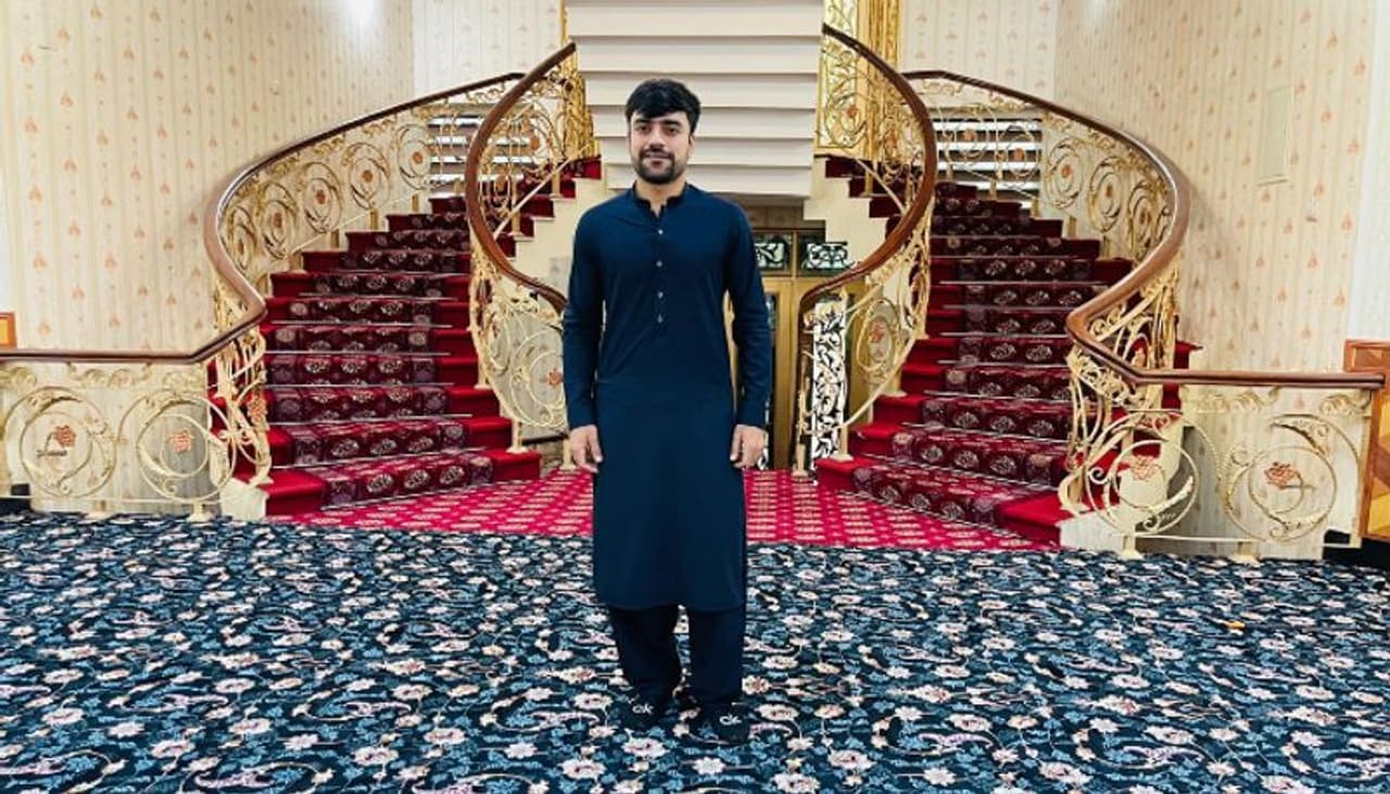 <p>తాజాగా తన ఇన్స్టాగ్రామ్లో రషీద్ ఖాన్ షేర్ చేసిన ఫోటో తెగ వైరల్ అవుతోంది. రాజా ప్యాలెస్లా రెండు వైపులా మెట్లు, అందమైన తివాచీలు... ఇలా చూస్తుంటేనే ఎంతో ఖరీదైన, విలాసవంతమైన ఇళ్లని అర్థం అవుతోంది.</p> <p>తాజాగా తన ఇన్స్టాగ్రామ్లో రషీద్ ఖాన్ షేర్ చేసిన ఫోటో తెగ వైరల్ అవుతోంది. రాజా ప్యాలెస్లా రెండు వైపులా మెట్లు, అందమైన తివాచీలు... ఇలా చూస్తుంటేనే ఎంతో ఖరీదైన, విలాసవంతమైన ఇళ్లని అర్థం అవుతోంది.</p>