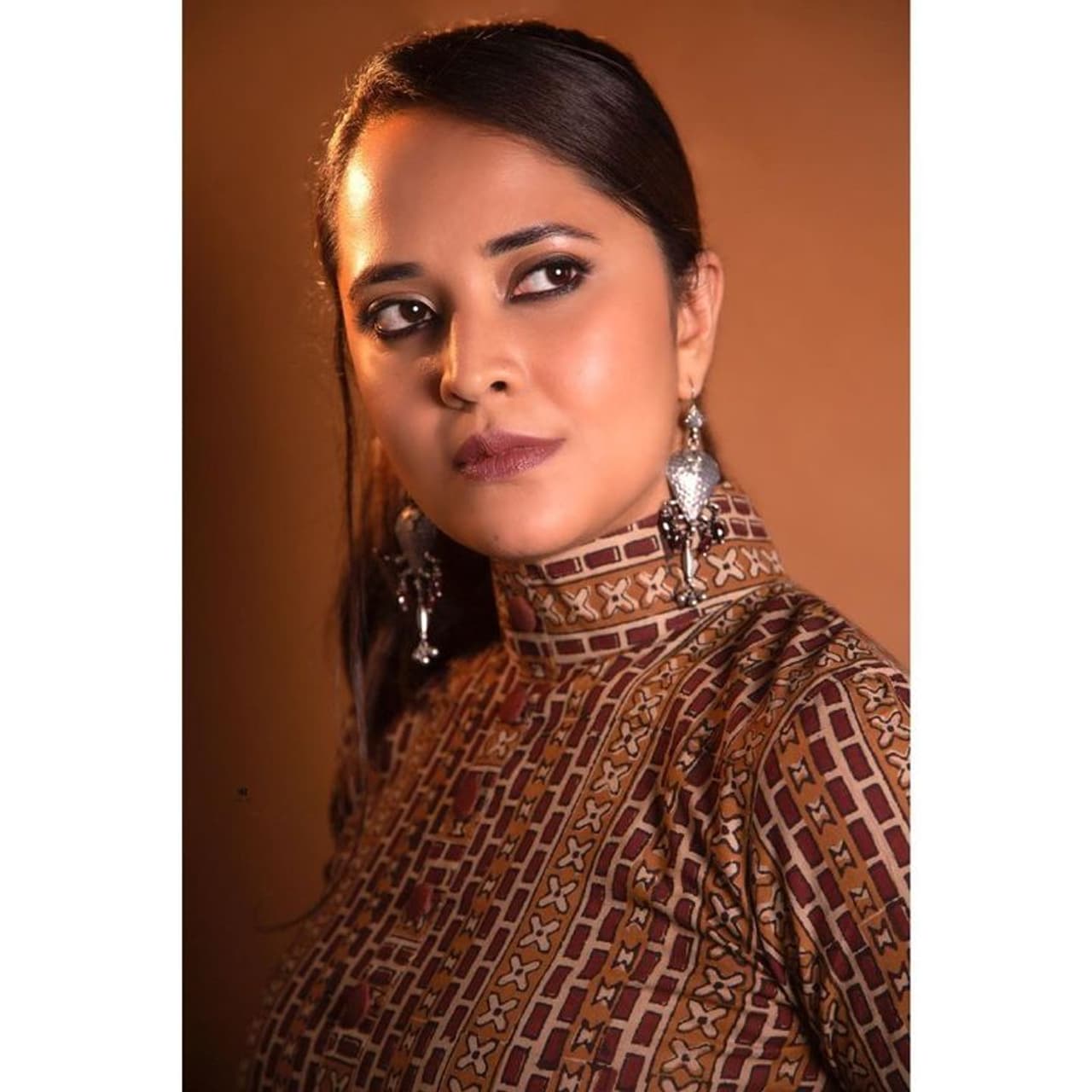 `జబర్దస్త్` యాంకర్ అనసూయ ఇప్పుడు వరుసగా సినిమాలతో దూసుకుపోతుంది. భారీ ఆఫర్స్ దక్కించుకుంటూ తెలుగు, తమిళం, మలయాళంలో సినిమాలు చేస్తుంది. మదర్స్ డే సందర్భంగా ఆమె ఓ టీవీ ఛానెల్(టీవీ9)లో ముచ్చటించింది. ఈ సందర్భంగా పలు ఆసక్తికర, షాకింగ్ విషయాలను, సంచలన విషయాలను వెల్లడించింది. `జబర్దస్త్` యాంకర్ అనసూయ ఇప్పుడు వరుసగా సినిమాలతో దూసుకుపోతుంది. భారీ ఆఫర్స్ దక్కించుకుంటూ తెలుగు, తమిళం, మలయాళంలో సినిమాలు చేస్తుంది. మదర్స్ డే సందర్భంగా ఆమె ఓ టీవీ ఛానెల్(టీవీ9)లో ముచ్చటించింది. ఈ సందర్భంగా పలు ఆసక్తికర, షాకింగ్ విషయాలను, సంచలన విషయాలను వెల్లడించింది.