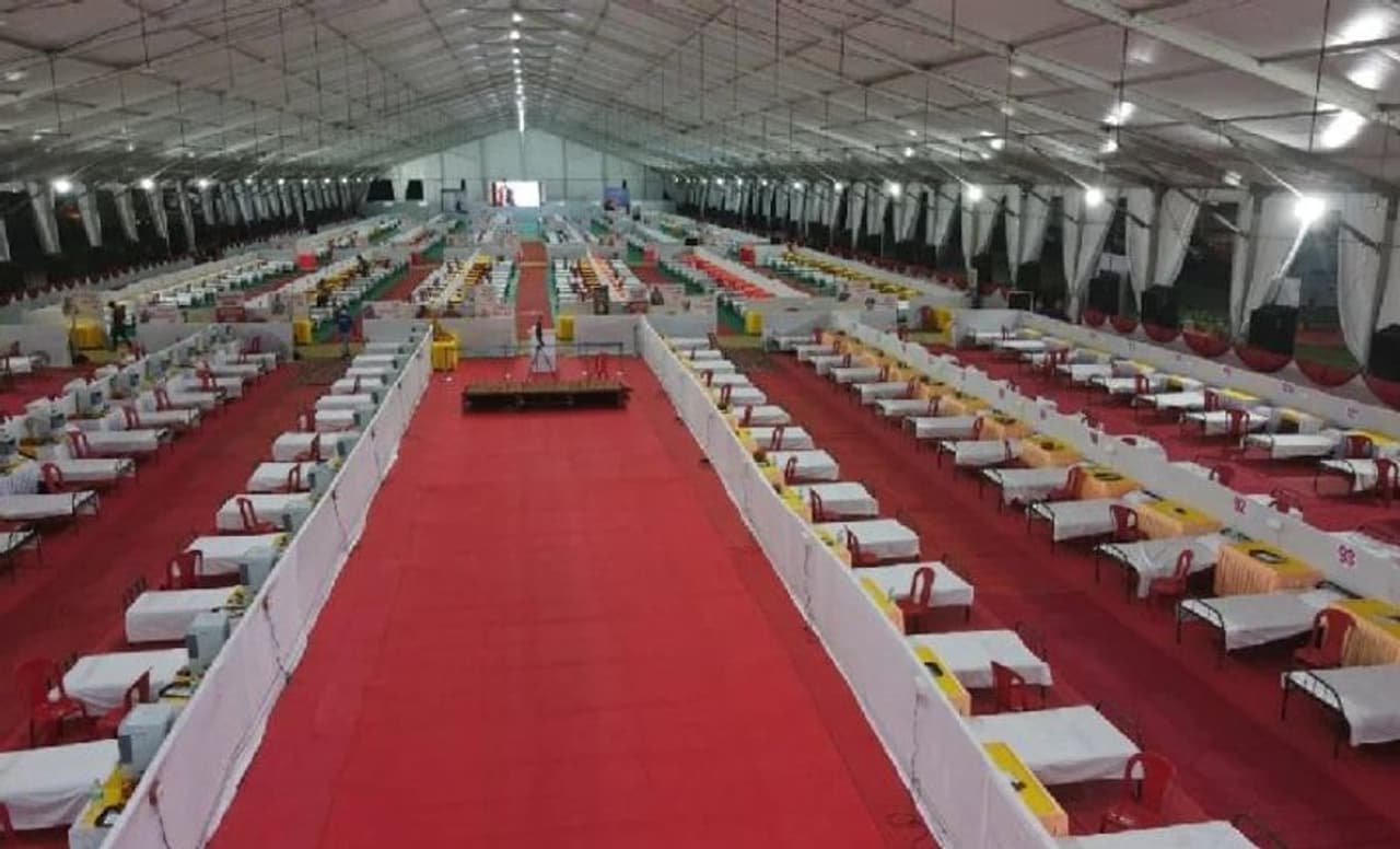 <p>ಎಲ್ಲಾ ಸೌಲಭ್ಯಗಳಿರುವ ಈ ಕ್ವಾರಂಟೈನ್ ಸೆಂಟರ್ನ್ನು ಭೋಪಾಲ್ ಜಿಲ್ಲಾಆ ಬಿಜೆಪಿ ಹಾಗೂ ಮಾಧವ್ ಸೇವಾ ಕೇಂದ್ರದ ತಂಡ ತಯಾರಿಸಿದೆ. ಇದನ್ನು ಬಡ ಜನರಿಗಾಗಿ ನಿರ್ಮಿಸಲಾಗಿದೆ. ಸೋಂಕು ತಗುಲಿದ ಬಳಿಕ ಮನೆಯಲ್ಲಿ ಐಸೋಲೇಟ್ ಆಗಲು ವ್ಯವಸ್ಥೆ ಇಲ್ಲದಾಗ, ಬೇರೆ ವಿಧಿ ಇಲಲ್ದೇ ಅನೇಕ ಮಂದಿ ಉಳಿದವರೊಂದಿಗೇ ಇರುತ್ತಾರೆ. ಇದರಿಂದ ಮನೆಯ ಇತರ ಸದಸ್ಯರಿಗೂ ಕೊರೋನಾ ತಗುಲುತ್ತದೆ. ಇಂತಹವರಿಗಾಗಿ ಈ ಸೆಂಟರ್ ನಿರ್ಮಿಸಲಾಗಿದೆ.</p> <p>ಎಲ್ಲಾ ಸೌಲಭ್ಯಗಳಿರುವ ಈ ಕ್ವಾರಂಟೈನ್ ಸೆಂಟರ್ನ್ನು ಭೋಪಾಲ್ ಜಿಲ್ಲಾಆ ಬಿಜೆಪಿ ಹಾಗೂ ಮಾಧವ್ ಸೇವಾ ಕೇಂದ್ರದ ತಂಡ ತಯಾರಿಸಿದೆ. ಇದನ್ನು ಬಡ ಜನರಿಗಾಗಿ ನಿರ್ಮಿಸಲಾಗಿದೆ. ಸೋಂಕು ತಗುಲಿದ ಬಳಿಕ ಮನೆಯಲ್ಲಿ ಐಸೋಲೇಟ್ ಆಗಲು ವ್ಯವಸ್ಥೆ ಇಲ್ಲದಾಗ, ಬೇರೆ ವಿಧಿ ಇಲಲ್ದೇ ಅನೇಕ ಮಂದಿ ಉಳಿದವರೊಂದಿಗೇ ಇರುತ್ತಾರೆ. ಇದರಿಂದ ಮನೆಯ ಇತರ ಸದಸ್ಯರಿಗೂ ಕೊರೋನಾ ತಗುಲುತ್ತದೆ. ಇಂತಹವರಿಗಾಗಿ ಈ ಸೆಂಟರ್ ನಿರ್ಮಿಸಲಾಗಿದೆ.</p>