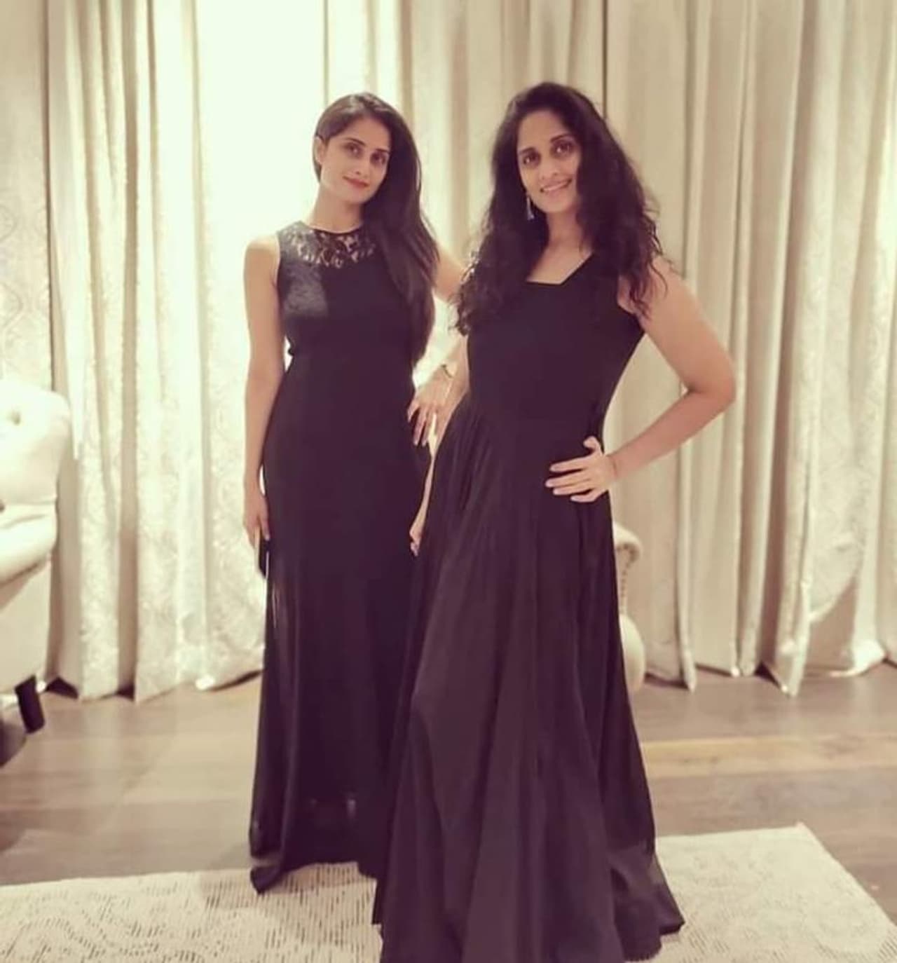 షాలిని ఎప్పుడూ లేని విధంగా సరికొత్తగా మెస్మరైజ్‌ చేస్తుంది. అజిత్‌ ఫ్యాన్స్ నే ఫిదా చేస్తుంది. నెవర్‌ బిఫోర్‌ సీన్‌ అన్నట్టుగా ఆమె స్లీవ్‌ లెస్‌ డ్రెస్‌లో హోయలు పోయింది.