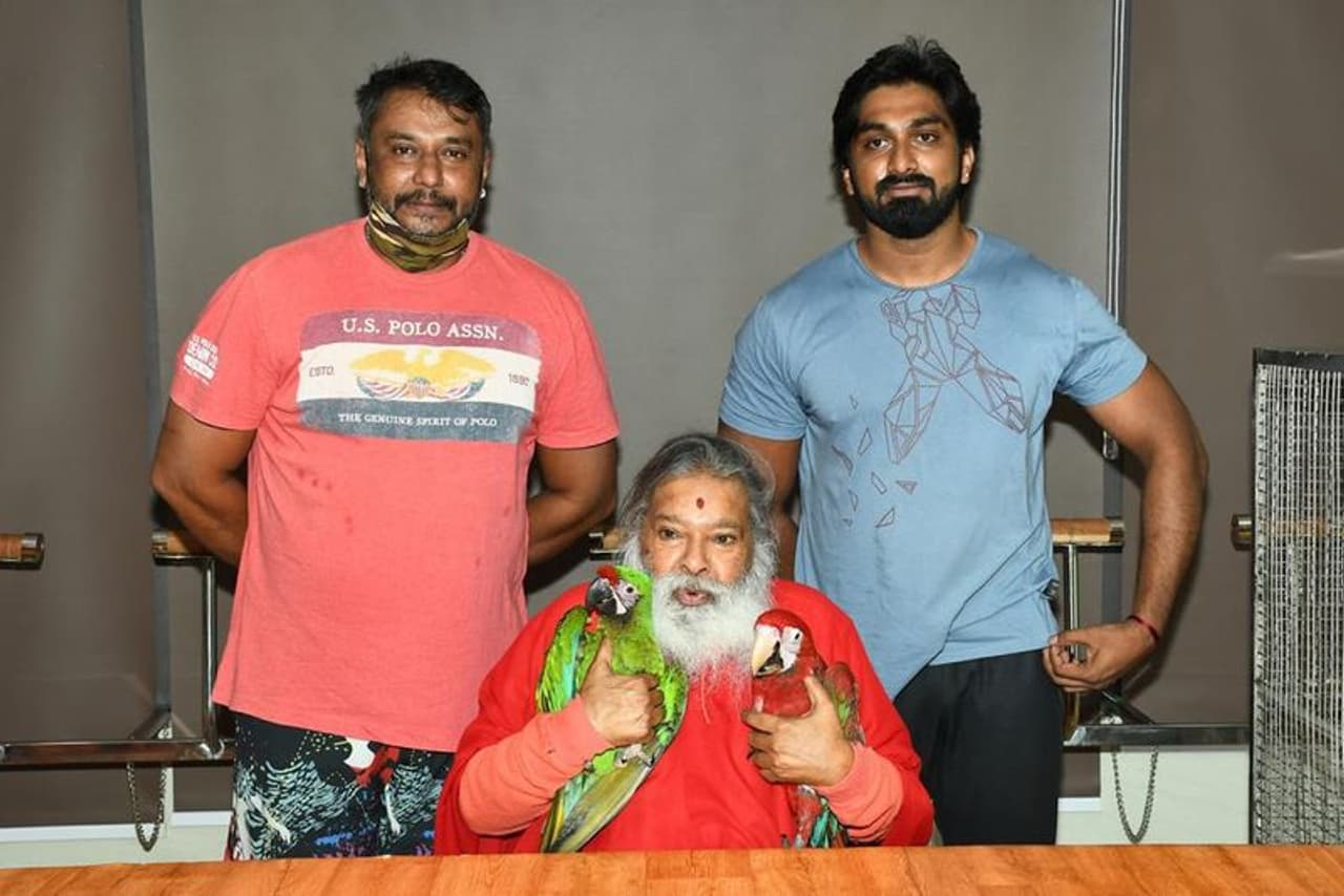 <p>ಮೈಸೂರಿನ ತೋಟದ ಮನೆಯಲ್ಲಿ ಸಮಯ ಕಳೆಯುತ್ತಿರುವ ನಟ ದರ್ಶನ್.</p>