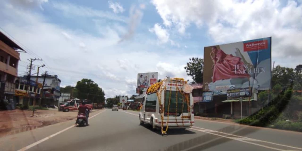 <p>ഈഴവ സമുദായത്തില്‍ നിന്നുള്ള ആദ്യ നിയമവിദ്യാര്‍ത്ഥിനിയായിരുന്നു കളത്തില്‍പറമ്പില്‍‌ രാമന്‍ ഗൗരി എന്ന കെ ആര്‍ ഗൗരി. പി കൃഷ്ണപ്പിള്ളയുടെ ആവശ്യപ്രകാരം 1948 തെരഞ്ഞെടുപ്പില്‍ മത്സരിച്ചെങ്കിലും പാരജയപ്പെട്ടു. തോല്‍വിയോടെ തുടങ്ങിയ ആ രാഷ്ട്രീയ പ്രവേശനമാണ് പിന്നീട് കേരളം ആരാധിച്ച &nbsp;ഗൗരിയമ്മയെന്ന വ്യക്തിയിലേക്ക് വളര്‍ന്നത്.&nbsp;</p>