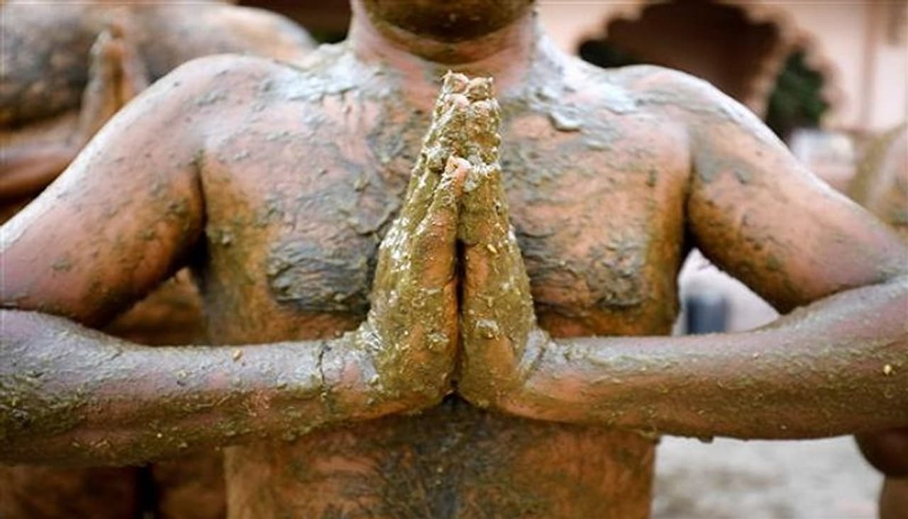 <p>ఆవు పేడ చికిత్స ప్రమాదకరమని దాన్ని శరీరానికి పూసుకోవడం వల్ల మ్యూకోమైకోసిస్ వంటి ఫంగల్ ఇన్ఫెక్షన్లు తలెత్తే &nbsp;ప్రమాదంఉంటుందని వైద్యులు హెచ్చరిస్తున్నారు.&nbsp;</p>