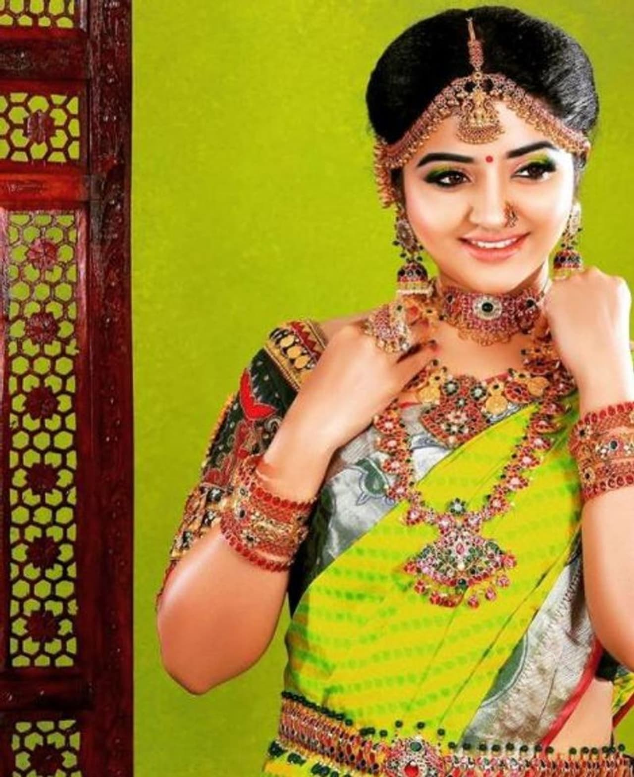 <p>பச்சை நிற பட்டு புடவையில் பேரழகு </p> <p>பச்சை நிற பட்டு புடவையில் பேரழகு </p>