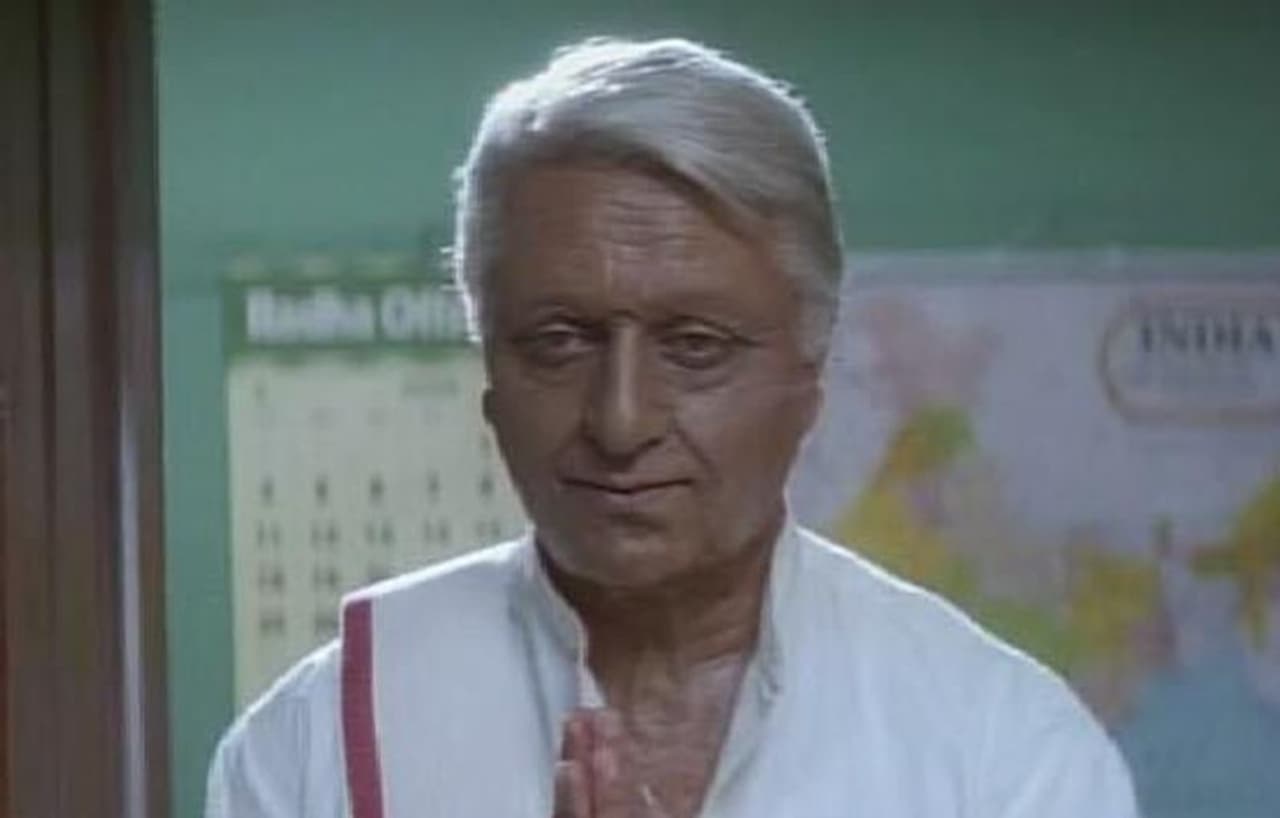 కమల్ హాసన్ హీరోగా, శంకర్ దర్శకత్వంలో 1996లో వచ్చిన `భారతీయుడు` సినిమా ఎంతటి సంచలనాలు సృష్టించిందో తెలిసిందే. అప్పట్లోనే ఇది 50కోట్లు వసూలు చేసి సౌత్ ఇండస్ట్రీ రికార్డులు తిరగరాసింది. అవినీతికి వ్యతిరేకంగా రూపొందిన ఈ సినిమాలో కమల్ ద్విపాత్రాభినయం చేయడం విశేషం. సేనాపతి(భారతీయుడు)గా వృద్ధుడి గెటప్లో కమల్ నట విశ్వరూపం చూపించారు. కమల్ హాసన్ హీరోగా, శంకర్ దర్శకత్వంలో 1996లో వచ్చిన `భారతీయుడు` సినిమా ఎంతటి సంచలనాలు సృష్టించిందో తెలిసిందే. అప్పట్లోనే ఇది 50కోట్లు వసూలు చేసి సౌత్ ఇండస్ట్రీ రికార్డులు తిరగరాసింది. అవినీతికి వ్యతిరేకంగా రూపొందిన ఈ సినిమాలో కమల్ ద్విపాత్రాభినయం చేయడం విశేషం. సేనాపతి(భారతీయుడు)గా వృద్ధుడి గెటప్లో కమల్ నట విశ్వరూపం చూపించారు.