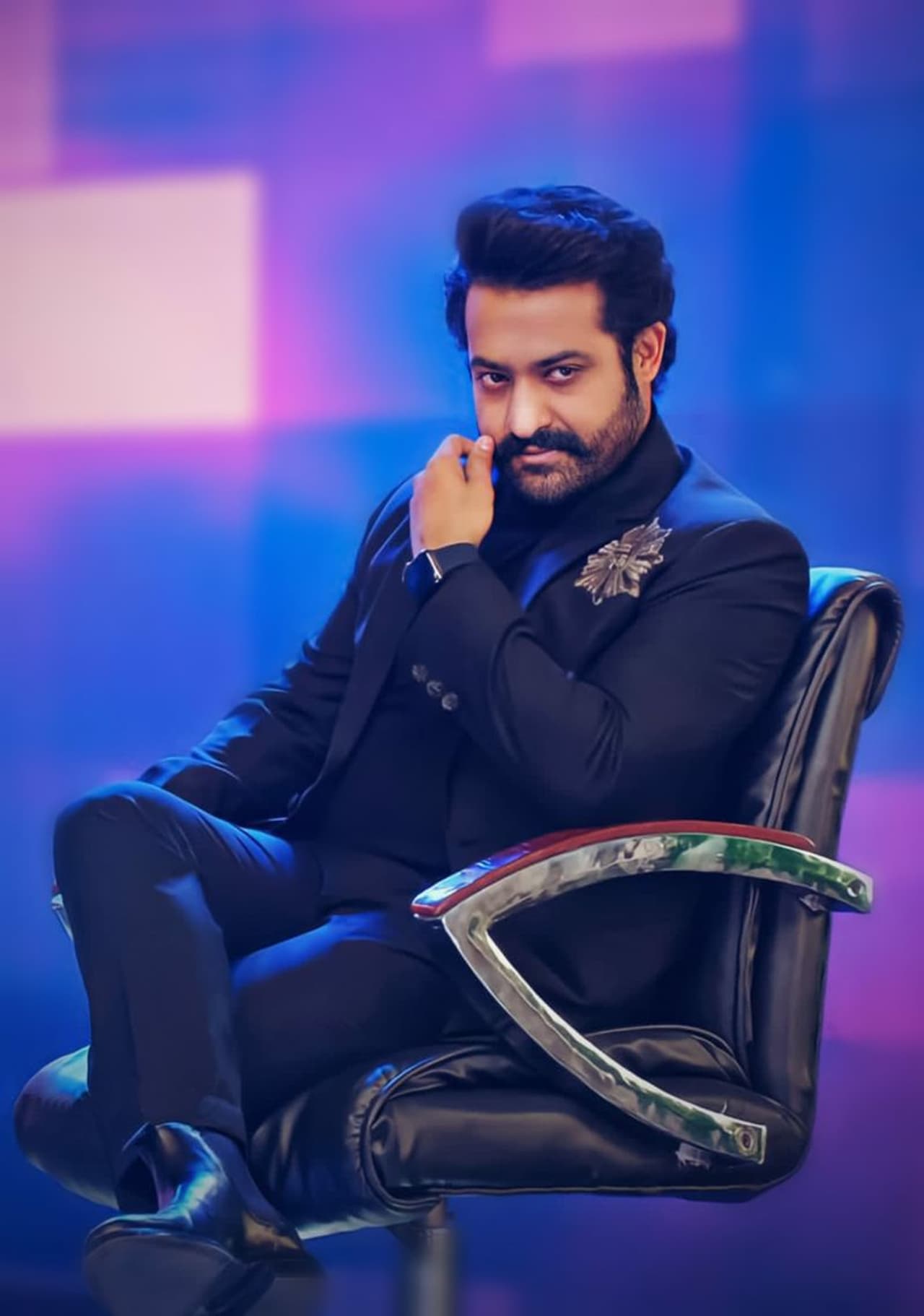 ఎన్టీఆర్‌కి ఇటీవల కరోనా నిర్ధారణ అయ్యింది. తాను వైరస్‌ బారిన పడ్డట్టు ట్విట్టర్‌ ద్వారా వెల్లడించారు. తాను, ఫ్యామిలీ హోం ఐసోలేట్‌ అయినట్టు చెప్పారు. ప్రస్తుతం ఆయన ఆరోగ్యం నిలకడగానే ఉందన్నారు. ఆయన ఆరోగ్యంపై చిరంజీవి కూడా స్పందించిన విషయం తెలిసిందే.