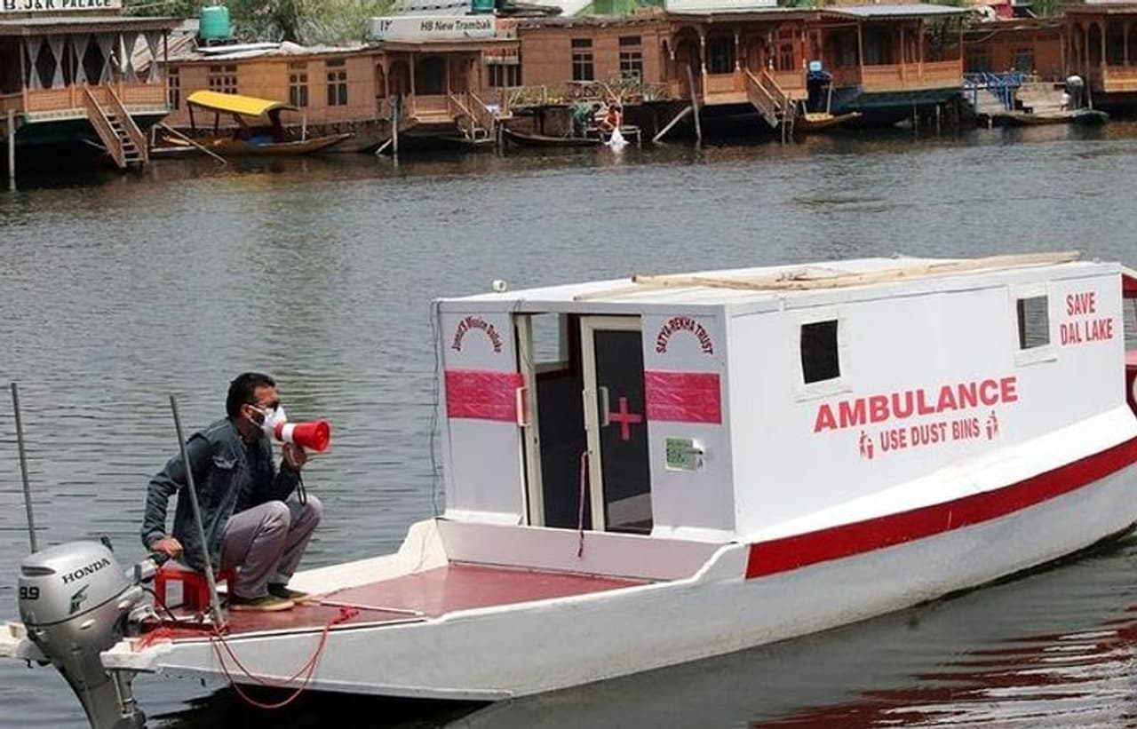 <p>ಕೋವಿಡ್ 19 ಪ್ರಕರಣಗಳು ಹೆಚ್ಚಾದ ಹಿನ್ನೆಲೆಯಲ್ಲಿ ಕಾಶ್ಮೀರ ಕಣಿವೆಯಲ್ಲಿ ತೇಲುವ ಆಂಬುಲೆನ್ಸ್ ಸೇವೆ ಆರಂಭಿಸಿದೆ.</p> <p>ಕೋವಿಡ್ 19 ಪ್ರಕರಣಗಳು ಹೆಚ್ಚಾದ ಹಿನ್ನೆಲೆಯಲ್ಲಿ ಕಾಶ್ಮೀರ ಕಣಿವೆಯಲ್ಲಿ ತೇಲುವ ಆಂಬುಲೆನ್ಸ್ ಸೇವೆ ಆರಂಭಿಸಿದೆ.</p>