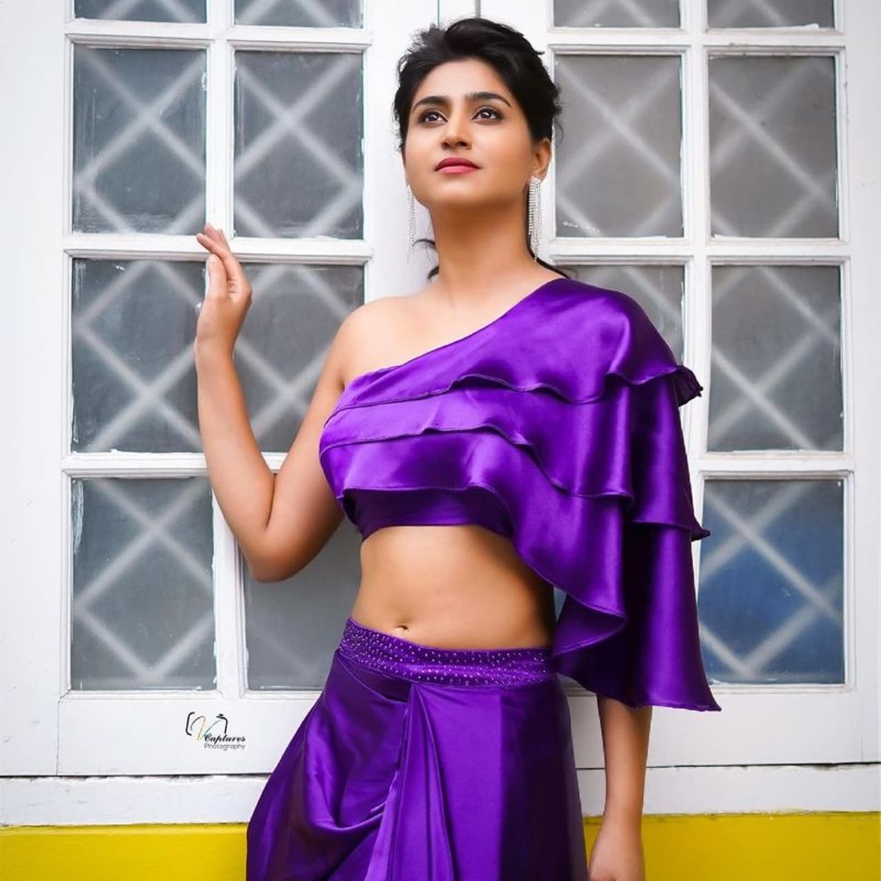 కాలం కలిసి రాక వర్షిణి పాప బుల్లితెరకు పరిమితం అయ్యింది. వర్షిణి కి ఉన్న గ్లామర్ కి, వెండితెరపై వెలిగిపోవాల్సింది. మోడల్ గా కెరీర్ ప్రారంభించిన వర్షిణి, హీరోయిన్ గా కొన్ని చిన్న చిత్రాలలో నటించారు. ఆ సినిమాలు ఏవీ వర్షిణికి బ్రేక్ ఇవ్వలేదు.