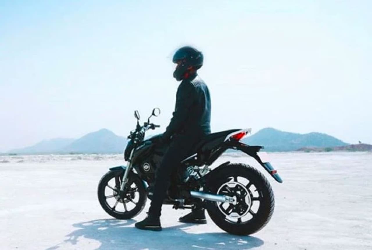 <p>ఈ కారణంగా రోజూ ప్రయాణించే చాలా మంది ఈ ఎలక్ట్రిక్ ద్విచక్ర వాహనాలపైనే ఆసక్తి చూపుతున్నారు. ఒక్కసారి ఫుల్ ఛార్జింగ్తో 150 కిలోమీటర్ల కంటే ఎక్కువ డ్రైవింగ్ పరిధిని ఇచ్చే ఈ ఎలక్ట్రిక్ బైక్ గురించి తెలుసుకోండి..<br /> </p> <p>ఈ కారణంగా రోజూ ప్రయాణించే చాలా మంది ఈ ఎలక్ట్రిక్ ద్విచక్ర వాహనాలపైనే ఆసక్తి చూపుతున్నారు. ఒక్కసారి ఫుల్ ఛార్జింగ్తో 150 కిలోమీటర్ల కంటే ఎక్కువ డ్రైవింగ్ పరిధిని ఇచ్చే ఈ ఎలక్ట్రిక్ బైక్ గురించి తెలుసుకోండి..<br /> </p>