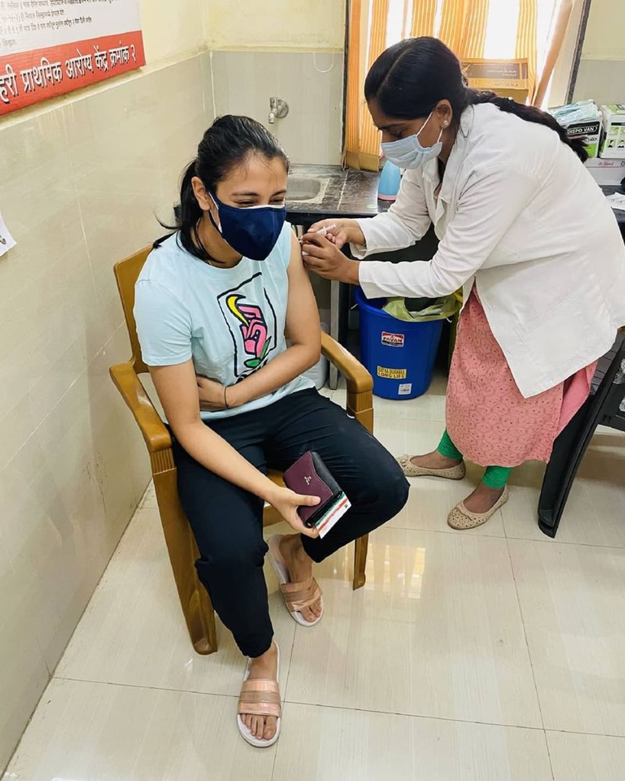 <p>కోవిద్ 19 వ్యాక్సిన్ ఫస్ట్ డోస్ వేయించుకుంటున్న భారత ఓపెనర్ స్మృతి మందాన</p>