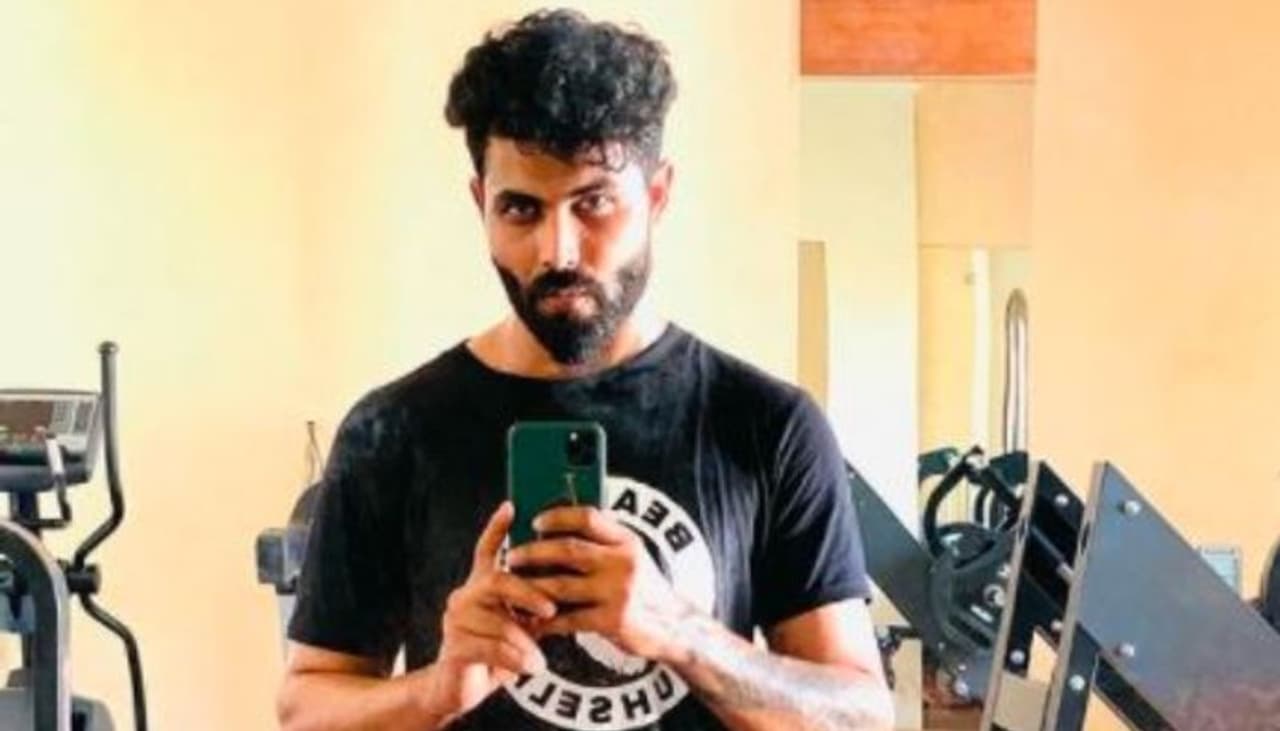 <p>‘రవీంద్ర జడేజా చాలా క్రేజీ పర్సన్. అతనితో మీరు ఎప్పుడూ, ఎక్కడికి వెళ్లడానికి సాహసం చేయకూడదు. ఎందుకంటే అతను తన క్రేజీనెస్తో మనల్ని ఎప్పుడు ఎలాంటి రిస్క్లో పడేస్తాడో చెప్పలేం...</p> <p>‘రవీంద్ర జడేజా చాలా క్రేజీ పర్సన్. అతనితో మీరు ఎప్పుడూ, ఎక్కడికి వెళ్లడానికి సాహసం చేయకూడదు. ఎందుకంటే అతను తన క్రేజీనెస్తో మనల్ని ఎప్పుడు ఎలాంటి రిస్క్లో పడేస్తాడో చెప్పలేం...</p>