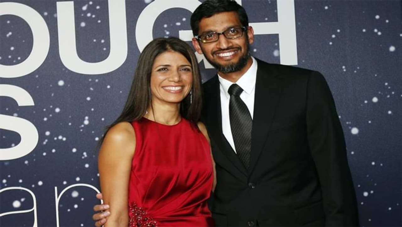 <p>ಯಾರು ಸುಂದರ್ ಪಿಚೈ?: 1972ರಲ್ಲಿ ಚೆನ್ನೈನಲ್ಲಿ ಜನಿಸಿದ ಸುಂದರಾಜನ್ ಪಿಚೈರನ್ನು ಇಂದು ಇಡೀ ವಿಶ್ವವೇ ಸುಂದರ್ ಪಿಚೈ ಹೆಸರಿನಿಂದ ಗುರುತಿಸುತ್ತದೆ. ಅವರು ತಮ್ಮ ಬ್ಯಾಚುಲರ್ ಡಿಗ್ರಿಯನ್ನು ಐಐಟಿ ಖಡಗ್ಪುರ್ನಿಂದ ಗಳಿಸಿದ್ದು, ತಮ್ಮ ಬ್ಯಾಚ್ನಲ್ಲಿ ಸಿಲ್ವರ್ ಮೆಡಲ್ ಕೂಡಾ ತಮ್ಮದಾಗಿಸಿಕೊಂಡಿದ್ದರು. ಇದಾದ ಬಳಿಕ ಅವರು ಮಾಸ್ಟರ್ ಡಿಗ್ರಿ ಪಡೆಯಲು ಸ್ಟಾನ್ಫೋರ್ಡ್ಗೆ ತೆರಳಿದರು. 2019ರಲ್ಲಿ ಗೂಗಲ್ ಸಿಇಒ ಸುಂದರ್ ಪಿಚೈ ಗೂಗಲ್ನ ಮಾತೃ ಸಂಸ್ಥೆ ಆಲ್ಪಾಬೆಟ್ನ ಜವಾಬ್ದಾರಿಯೂ ವಹಿಸಿಕೊಂಡರು. ಇಂದು ಅವರು ವಿಶ್ವದಲ್ಲೇ ಅತೀ ಹೆಚ್ಚು ಸ್ಯಾಲರಿ ಪಡೆಯುವ ಸಿಇಒ ಆಗಿದ್ದಾರೆ. ಅವರಿಗೆ 2,144.53 ಕೋಟಿ ರೂ. ಸ್ಯಾಲರಿ ಸಿಗುತ್ತದೆ.</p> <p>ಯಾರು ಸುಂದರ್ ಪಿಚೈ?: 1972ರಲ್ಲಿ ಚೆನ್ನೈನಲ್ಲಿ ಜನಿಸಿದ ಸುಂದರಾಜನ್ ಪಿಚೈರನ್ನು ಇಂದು ಇಡೀ ವಿಶ್ವವೇ ಸುಂದರ್ ಪಿಚೈ ಹೆಸರಿನಿಂದ ಗುರುತಿಸುತ್ತದೆ. ಅವರು ತಮ್ಮ ಬ್ಯಾಚುಲರ್ ಡಿಗ್ರಿಯನ್ನು ಐಐಟಿ ಖಡಗ್ಪುರ್ನಿಂದ ಗಳಿಸಿದ್ದು, ತಮ್ಮ ಬ್ಯಾಚ್ನಲ್ಲಿ ಸಿಲ್ವರ್ ಮೆಡಲ್ ಕೂಡಾ ತಮ್ಮದಾಗಿಸಿಕೊಂಡಿದ್ದರು. ಇದಾದ ಬಳಿಕ ಅವರು ಮಾಸ್ಟರ್ ಡಿಗ್ರಿ ಪಡೆಯಲು ಸ್ಟಾನ್ಫೋರ್ಡ್ಗೆ ತೆರಳಿದರು. 2019ರಲ್ಲಿ ಗೂಗಲ್ ಸಿಇಒ ಸುಂದರ್ ಪಿಚೈ ಗೂಗಲ್ನ ಮಾತೃ ಸಂಸ್ಥೆ ಆಲ್ಪಾಬೆಟ್ನ ಜವಾಬ್ದಾರಿಯೂ ವಹಿಸಿಕೊಂಡರು. ಇಂದು ಅವರು ವಿಶ್ವದಲ್ಲೇ ಅತೀ ಹೆಚ್ಚು ಸ್ಯಾಲರಿ ಪಡೆಯುವ ಸಿಇಒ ಆಗಿದ್ದಾರೆ. ಅವರಿಗೆ 2,144.53 ಕೋಟಿ ರೂ. ಸ್ಯಾಲರಿ ಸಿಗುತ್ತದೆ.</p>