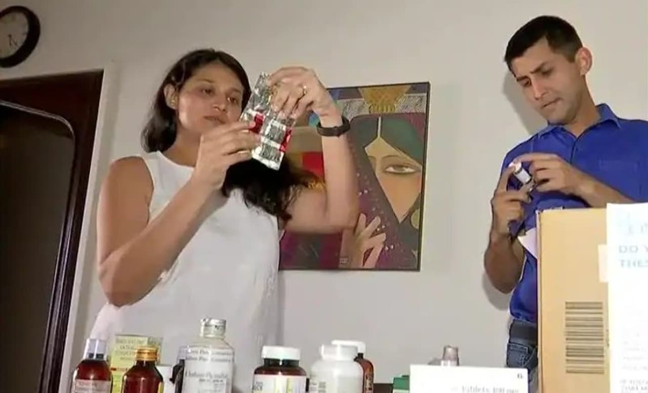 <p>ಹೌದು ಇದೇ ವೈದ್ಯ ದಂಪತಿ ಕೊರೋನಾದಿಂದ ಗುಣಮುಖರಾದವರಿಂದ ಔಷಧ ಸಂಗ್ರಹಿಸುತ್ತಿದ್ದಾರೆ. ಇದಾದ ಬಳಿಕ ಅವರು ಈ ಮೆಡಿಸಿನ್‌ಗಳನ್ನು ಅಗತ್ಯವಿರುವವರಿಗೆ ವಿತರಿಸುತ್ತಿದ್ದಾರೆ, ಅದರಲ್ಲೂ ವಿಶೇಷವಾಗಿ ಆದಿವಾಸಿ ಹಾಗೂ ಗ್ರಾಮೀಣ ಪ್ರದೇಶಕ್ಕೆ ಕಳುಹಿಸಿಕೊಡುತ್ತಾರೆ. ಯಾಕಂದ್ರೆ ವೇಗವಾಗಿ ಹರಡುತ್ತಿರುವ ಸೋಂಕಿನಿಂದಾಗಿ ಔಷಧಗಳ ಕೊರತೆ ಅಪಾರ ಪ್ರಮಾಣದಲ್ಲಿ ಎದುರಾಗಿದೆ. ಯಾವ ಮೆಡಿಕಲ್ ಸ್ಟೋರ್‌ಗೆ ಹೋದರೂ ಜನಸಂದಣಿ. ಇಂತಹ ಪರಿಸ್ಥಿತಿಯಲ್ಲಿ ಪ್ರತಿಯೊಬ್ಬರಿಗೂ ಕೊರೋನಾ ಸೋಂಕು ತಗುಲಿದ ಕುಟುಂಬಗಳೂ ಇವೆ. ಹೀಗಿರುವಾಗ ಈ ಕುಟುಮಬ ಸದಸ್ಯರಿಗೆ ಹೊರಗೆ ಓಡಾಡಲೂ ಆಗದ ಪರಿಸ್ಥಿತಿ. ಇಂತಹ ಕುಟುಂಬಗಳಿಗೆ ಈ ವೈದ್ಯದಂಪತಿ ಆಪತ್ಭಾಂದವರಾಗಿದ್ದಾರೆ.</p>