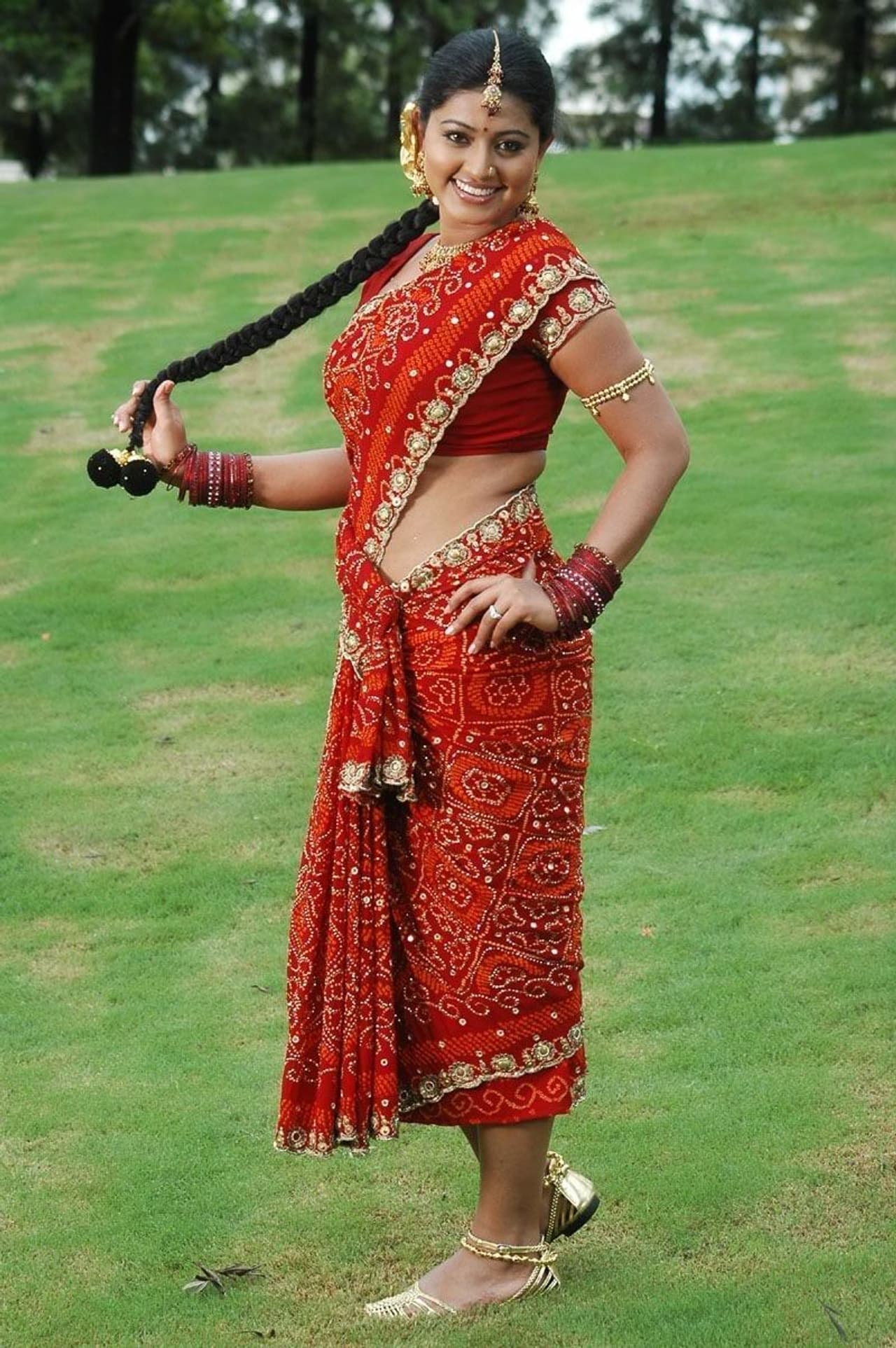 స్నేహ చాలా వరకు ఎక్స్ పోజింగ్కి దూరంగా ఉంటూ వచ్చింది. చాలా అరుదుగానే ఆమె అందాలు ఆరబోసింది. అది కూడా ఎక్కడా హద్దు మీరలేదు. కానీ ఇలా చూస్తే మాత్రం ఎవ్వరైనా స్నేహ అందాలకు ఫిదా అవ్వాల్సిందే. స్నేహ చాలా వరకు ఎక్స్ పోజింగ్కి దూరంగా ఉంటూ వచ్చింది. చాలా అరుదుగానే ఆమె అందాలు ఆరబోసింది. అది కూడా ఎక్కడా హద్దు మీరలేదు. కానీ ఇలా చూస్తే మాత్రం ఎవ్వరైనా స్నేహ అందాలకు ఫిదా అవ్వాల్సిందే.