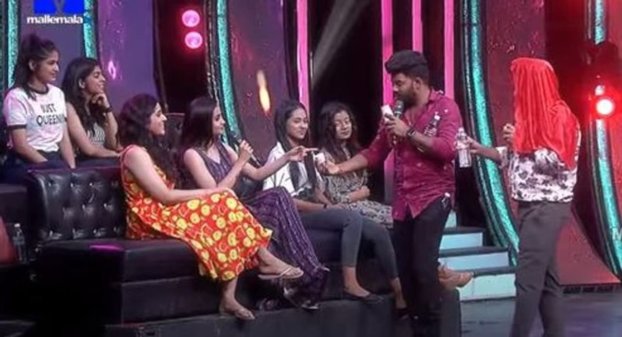 అవకాశం వచ్చినప్పుడల్లా రష్మీ, సుధీర్‌ రెచ్చిపోతుంటారు. ఒకరిపై ఒకరు ప్రేమని పంచుకుంటూనే ఉంటారు. సెటైర్లు, ఇండైరెక్ట్ డైలాగులతోనే కాదు హగ్గులు, ముద్దులతోనూ చాటుకుంటుంటారు. స్టేజ్‌ ఏదైనా వీరి మధ్య రొమాన్స్ మాత్రం పండిపోవాల్సిందే. అంతగా తమ ప్రేమ రక్తికట్టిస్తుంటారు.