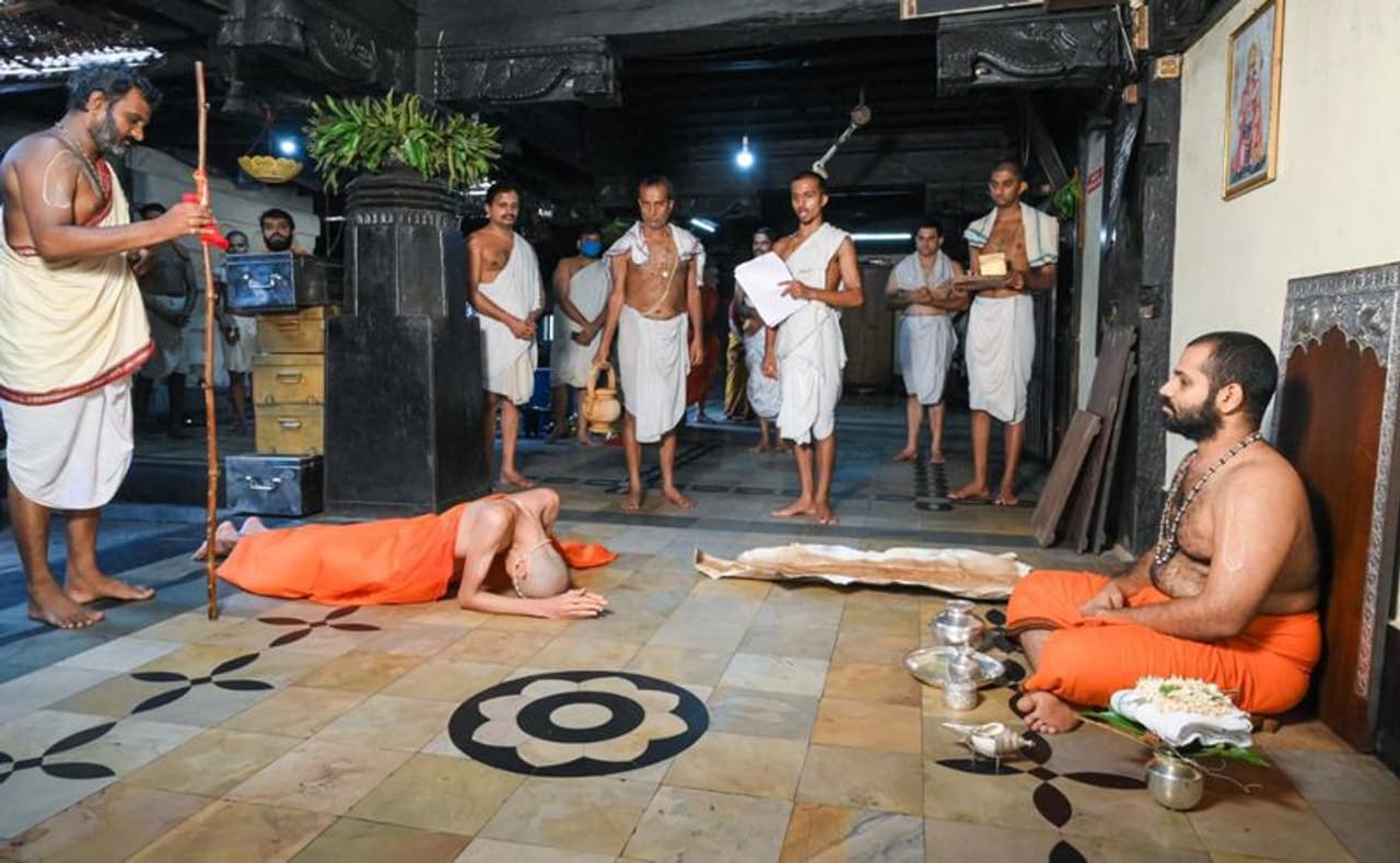 <p>ನಂತರ ಸೋದೆ ವಾದಿರಾಜ ಮಠಾಧೀಶರಾದ ಶ್ರೀವಿಶ್ವವಲ್ಲಭ ತೀರ್ಥ ಶ್ರೀಪಾದರು ನೂತನ ಯತಿಗಳಿಗೆ ಸಂನ್ಯಾಸಾಶ್ರಮದಂಗವಾಗಿ ಕಲಶಾಭಿಷೇಕವನ್ನು ನೆರವೇರಿಸಿ, ಪ್ರಣವ ಮಂತ್ರೋಪದೇಶ ಮಾಡಿದರು. </p> <p>ನಂತರ ಸೋದೆ ವಾದಿರಾಜ ಮಠಾಧೀಶರಾದ ಶ್ರೀವಿಶ್ವವಲ್ಲಭ ತೀರ್ಥ ಶ್ರೀಪಾದರು ನೂತನ ಯತಿಗಳಿಗೆ ಸಂನ್ಯಾಸಾಶ್ರಮದಂಗವಾಗಿ ಕಲಶಾಭಿಷೇಕವನ್ನು ನೆರವೇರಿಸಿ, ಪ್ರಣವ ಮಂತ್ರೋಪದೇಶ ಮಾಡಿದರು. </p>