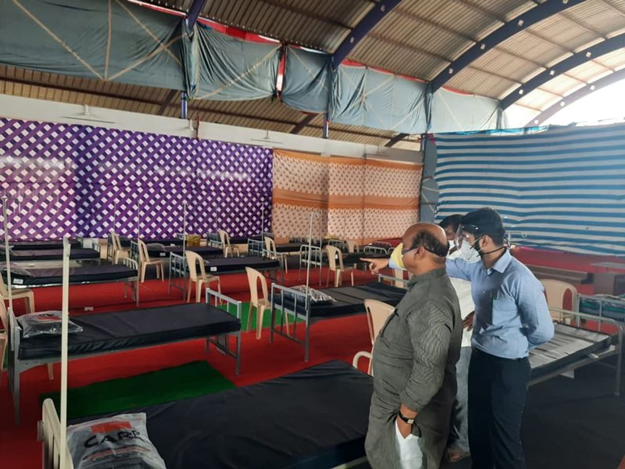 <p>ಕೋವಿಡ್ ಸೋಂಕಿತರ ಸಂಖ್ಯೆ ಹೆಚ್ಚುತ್ತಿದೆ. ಹೀಗಾಗಿ ಆಸ್ಪತ್ರೆಯಲ್ಲಿ ಹೆಚ್ಚಿನ ಪ್ರಮಾಣದಲ್ಲಿ ಬೆಡ್ಗಳನ್ನು ಸಿದ್ಧಪಡಿಸಬೇಕಾಗಿದೆ. ಆದ್ದರಿಂದ ಶಿಗ್ಗಾಂವಿ ತಾಲೂಕು ಆಸ್ಪತ್ರೆಯಲ್ಲಿ ತಕ್ಷಣ 46 ಹೆಚ್ಚುವರಿ ಬೆಡ್ಗಳನ್ನು ಸಿದ್ಧಪಡಿಸುವಂತೆ ಸೂಚಿಸಿದ ಬೊಮ್ಮಾಯಿ </p> <p>ಕೋವಿಡ್ ಸೋಂಕಿತರ ಸಂಖ್ಯೆ ಹೆಚ್ಚುತ್ತಿದೆ. ಹೀಗಾಗಿ ಆಸ್ಪತ್ರೆಯಲ್ಲಿ ಹೆಚ್ಚಿನ ಪ್ರಮಾಣದಲ್ಲಿ ಬೆಡ್ಗಳನ್ನು ಸಿದ್ಧಪಡಿಸಬೇಕಾಗಿದೆ. ಆದ್ದರಿಂದ ಶಿಗ್ಗಾಂವಿ ತಾಲೂಕು ಆಸ್ಪತ್ರೆಯಲ್ಲಿ ತಕ್ಷಣ 46 ಹೆಚ್ಚುವರಿ ಬೆಡ್ಗಳನ್ನು ಸಿದ್ಧಪಡಿಸುವಂತೆ ಸೂಚಿಸಿದ ಬೊಮ್ಮಾಯಿ </p>