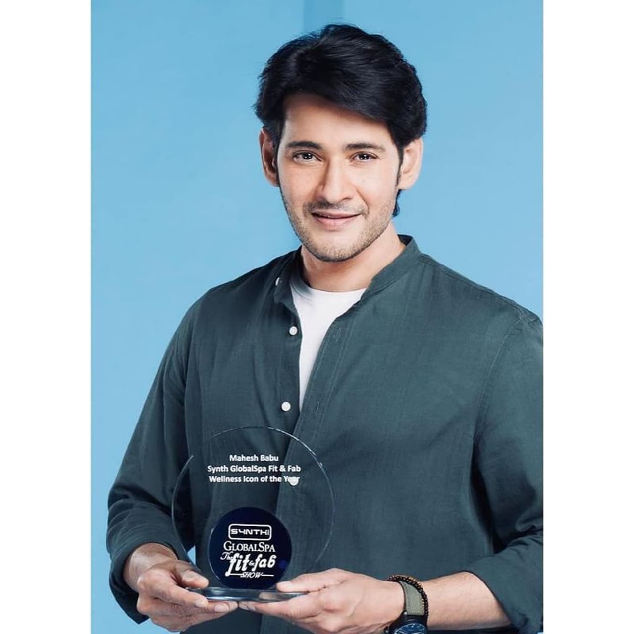 ప్రముఖ జాతీయ సర్వే సంస్థ ఆర్మాక్స్ టాలీవుడ్ హీరోలలో అత్యధిక ఫాలోయింగ్ ఎవరికి ఉందనేది సర్వే చేసి ఫలితాలు ప్రకటించింది. ఆర్మాక్స్ సంస్థ సర్వే ఫలితాల ప్రకారం టాలీవుడ్ నంబర్ వన్ స్టార్ గా మహేష్ నిలిచాడు. అత్యధిక సినిమా ప్రేమికులు తమకు మహేష్ అంటే క్రేజ్ అని చెప్పడంతో ఆయనకు నంబర్ వన్ స్థానం దక్కింది. ఈ మధ్య వరుస విజయాలు అందుకుంటున్న మహేష్ క్రేజ్ అమాంతంగా పెరిగింది. ప్రముఖ జాతీయ సర్వే సంస్థ ఆర్మాక్స్ టాలీవుడ్ హీరోలలో అత్యధిక ఫాలోయింగ్ ఎవరికి ఉందనేది సర్వే చేసి ఫలితాలు ప్రకటించింది. ఆర్మాక్స్ సంస్థ సర్వే ఫలితాల ప్రకారం టాలీవుడ్ నంబర్ వన్ స్టార్ గా మహేష్ నిలిచాడు. అత్యధిక సినిమా ప్రేమికులు తమకు మహేష్ అంటే క్రేజ్ అని చెప్పడంతో ఆయనకు నంబర్ వన్ స్థానం దక్కింది. ఈ మధ్య వరుస విజయాలు అందుకుంటున్న మహేష్ క్రేజ్ అమాంతంగా పెరిగింది.