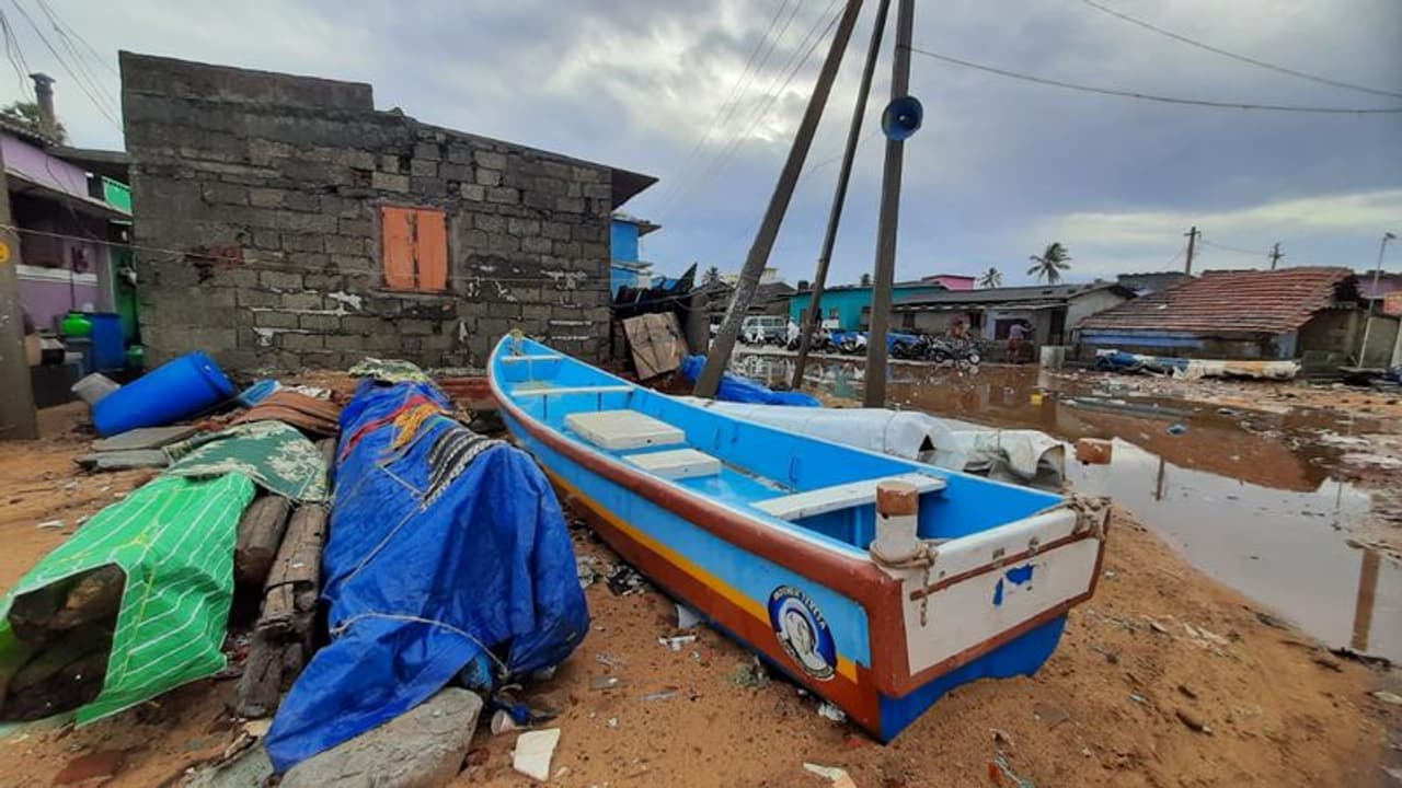 <p>കഴിഞ്ഞ ദിവസമുണ്ടായ ശക്തമായ വേലിയേറ്റത്തെ തുടര്ന്ന് പൊഴിയൂരിലെ 13 വീടുകള് കഴിഞ്ഞ ദിവസം നിലംപൊത്തി. ഈ കുടുംബങ്ങളിലെ 51 പേരെ പൊഴിയൂർ എൽപി സ്കൂൾ ക്യാമ്പിലേക്ക് മാറ്റി പാര്പ്പിച്ചു. </p> <p>കഴിഞ്ഞ ദിവസമുണ്ടായ ശക്തമായ വേലിയേറ്റത്തെ തുടര്ന്ന് പൊഴിയൂരിലെ 13 വീടുകള് കഴിഞ്ഞ ദിവസം നിലംപൊത്തി. ഈ കുടുംബങ്ങളിലെ 51 പേരെ പൊഴിയൂർ എൽപി സ്കൂൾ ക്യാമ്പിലേക്ക് മാറ്റി പാര്പ്പിച്ചു. </p>