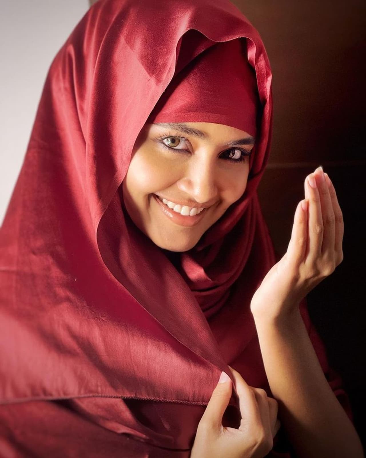 ప్రేమమ్ బ్యూటీ అనుపమకు టాలీవుడ్ యూత్ లో మంచి క్రేజ్ ఉంది. అనుపమ అనేక హిట్ చిత్రాలలో నటించగా ఆమెకు ఫ్యాన్ బేస్ ఏర్పడింది. కర్లీ హెయిర్, గుండ్రని ముఖంతో హోమ్లి బ్యూటీతో ఆకట్టుకుంటుంది అనుపమ. ప్రేమమ్ బ్యూటీ అనుపమకు టాలీవుడ్ యూత్ లో మంచి క్రేజ్ ఉంది. అనుపమ అనేక హిట్ చిత్రాలలో నటించగా ఆమెకు ఫ్యాన్ బేస్ ఏర్పడింది. కర్లీ హెయిర్, గుండ్రని ముఖంతో హోమ్లి బ్యూటీతో ఆకట్టుకుంటుంది అనుపమ.