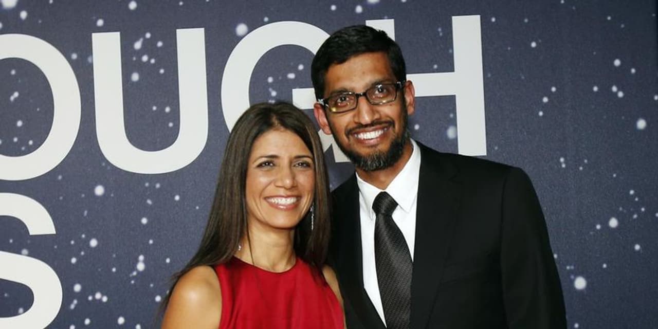 <p> అందులో మీకు తెలియని విషయం ఏంటంటే అతని లవ్ స్టోరీ సినిమాలకంటే చాలా భిన్నంగా ఉంటుంది. స్నేహంతో ప్రారంభమైన సుందర్ పిచాయ్, అంజలిల పరిచయం తరువాత మెల్లిగా ప్రేమగా మారింది. ఒక విషయం చెప్పాలంటే ఇద్దరూ ఒకరితో ఒకరు కలిసి ఉండటానికి చాలా ఇష్టపడే వారు. </p> <p> అందులో మీకు తెలియని విషయం ఏంటంటే అతని లవ్ స్టోరీ సినిమాలకంటే చాలా భిన్నంగా ఉంటుంది. స్నేహంతో ప్రారంభమైన సుందర్ పిచాయ్, అంజలిల పరిచయం తరువాత మెల్లిగా ప్రేమగా మారింది. ఒక విషయం చెప్పాలంటే ఇద్దరూ ఒకరితో ఒకరు కలిసి ఉండటానికి చాలా ఇష్టపడే వారు. </p>