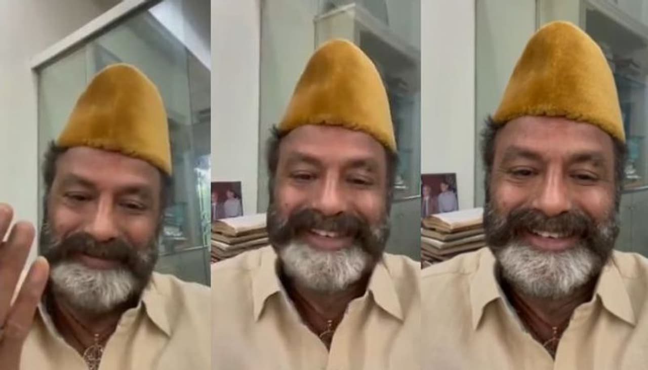 నేడు రంజాన్‌ పండుగని పురస్కరించుకుని బాలయ్య శుభాకాంక్షలు తెలిపారు. `ముస్లిం సోదర, సోదరీమణులకు రంజాన్‌ పవిత్ర పర్వదిన శుభాకాంక్షలు. త్యాగానికి, సేవానిరతి మారుపేరు రంజాన్‌ పవిత్ర మాసం. ఎంతో భక్తి శ్రద్దలతో కఠిన ఉపవాస దీక్ష ఉంటూ దైవాన్ని కొలవడం ఆదర్శప్రాయం. అల్లా కృపాకటాక్షాలతో ఈ రంజాన్‌ పర్వదినం మీ అందరి జీవితాల్లో కొత్త వెలుగులు నింపాలని, అందరు సుఖ సంతోషాలతో, ఆయురారోగ్యాలతో వర్థిల్లాలని కోరుకుంటున్నా` అని తెలిపారు బాలయ్య.