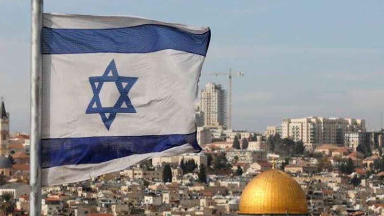 <p>ಸ್ವತಂತ್ರ ರಾಷ್ಟ್ರವೆಂದು ತಾನೇ ಘೋಷಿಸಿಕೊಂಡಿದ್ದ ಇಸ್ರೇಲ್</p><p>ಮೇ 14 ರಂದು, 73 ವರ್ಷಗಳ ಹಿಂದೆ ಇಸ್ರೇಲ್ ವಿಶ್ವದ ನಕ್ಷೆಯಲ್ಲಿ ರಾಷ್ಟ್ರವಾಗಿ ಗುರುತಿಸಿಕೊಂಡಿತ್ತು. ಇದರ ಹಿಂದೆ ಹಲವಾರು ವರ್ಷಗಳ ಇತಿಹಸಾವಿದೆ. ಒಂದು ಕಾಲದಲ್ಲಿ ಇಸ್ರೇಲ್ ಟರ್ಕಿಯ ಒಟ್ಟೋಮನ್ ಸಾಮ್ರಾಜ್ಯಕ್ಕೊಳಪಡುತ್ತಿತ್ತು. ಆದರೆ ಮೊದಲ ವಿಶ್ವಯುದ್ಧದ ಬಳಿಕ ಇದು ಬ್ರಿಟನ್ ವಶಕ್ಕೆ ಹೋಯ್ತು. ಆದರೆ ಎರಡನೇ ವಿಶ್ವಯುದ್ಧದ ಬಳಿಕ 1945ರಲ್ಲಿ ಬ್ರಿಟನ್ ಇದನ್ನು ವಿಶ್ವಸಂಸ್ಥೆಗೆ ಒಪ್ಪಿಸಿತು. ಆದರೆ 1947ರಲ್ಲಿ ವಿಶ್ವಸಂಸ್ಥೆ ಈ ಪ್ರದೇಶವನ್ನು ಅರಬ್ ರಾಜ್ಯ ಹಾಗೂ ಇಸ್ರೇಲ್ ಹೀಗೆ ಎರಡು ಭಾಗವನ್ನಾಗಿಸಿತು. ಆದರೆ 1948ರ ಮೇ ತಿಂಗಳಲ್ಲಿ ತನ್ನನ್ನು ತಾನು ಸ್ವತಂತ್ರ ರಾಷ್ಟ್ರವೆಂದು ಇಸ್ರೇಲ್ ಘೋಷಿಸಿಕೊಂಡಿತು. ಈ ಮೂಲಕ ವಿಶ್ವದ ಮೊದಲ ಹಾಗೂ ಏಕೈಕ ಯಹೂದಿ ರಾಷ್ಟ್ರ ಅಸ್ತಿತ್ವಕ್ಕೆ ಬಂತು.</p> <p>ಸ್ವತಂತ್ರ ರಾಷ್ಟ್ರವೆಂದು ತಾನೇ ಘೋಷಿಸಿಕೊಂಡಿದ್ದ ಇಸ್ರೇಲ್</p><p>ಮೇ 14 ರಂದು, 73 ವರ್ಷಗಳ ಹಿಂದೆ ಇಸ್ರೇಲ್ ವಿಶ್ವದ ನಕ್ಷೆಯಲ್ಲಿ ರಾಷ್ಟ್ರವಾಗಿ ಗುರುತಿಸಿಕೊಂಡಿತ್ತು. ಇದರ ಹಿಂದೆ ಹಲವಾರು ವರ್ಷಗಳ ಇತಿಹಸಾವಿದೆ. ಒಂದು ಕಾಲದಲ್ಲಿ ಇಸ್ರೇಲ್ ಟರ್ಕಿಯ ಒಟ್ಟೋಮನ್ ಸಾಮ್ರಾಜ್ಯಕ್ಕೊಳಪಡುತ್ತಿತ್ತು. ಆದರೆ ಮೊದಲ ವಿಶ್ವಯುದ್ಧದ ಬಳಿಕ ಇದು ಬ್ರಿಟನ್ ವಶಕ್ಕೆ ಹೋಯ್ತು. ಆದರೆ ಎರಡನೇ ವಿಶ್ವಯುದ್ಧದ ಬಳಿಕ 1945ರಲ್ಲಿ ಬ್ರಿಟನ್ ಇದನ್ನು ವಿಶ್ವಸಂಸ್ಥೆಗೆ ಒಪ್ಪಿಸಿತು. ಆದರೆ 1947ರಲ್ಲಿ ವಿಶ್ವಸಂಸ್ಥೆ ಈ ಪ್ರದೇಶವನ್ನು ಅರಬ್ ರಾಜ್ಯ ಹಾಗೂ ಇಸ್ರೇಲ್ ಹೀಗೆ ಎರಡು ಭಾಗವನ್ನಾಗಿಸಿತು. ಆದರೆ 1948ರ ಮೇ ತಿಂಗಳಲ್ಲಿ ತನ್ನನ್ನು ತಾನು ಸ್ವತಂತ್ರ ರಾಷ್ಟ್ರವೆಂದು ಇಸ್ರೇಲ್ ಘೋಷಿಸಿಕೊಂಡಿತು. ಈ ಮೂಲಕ ವಿಶ್ವದ ಮೊದಲ ಹಾಗೂ ಏಕೈಕ ಯಹೂದಿ ರಾಷ್ಟ್ರ ಅಸ್ತಿತ್ವಕ್ಕೆ ಬಂತು.</p>