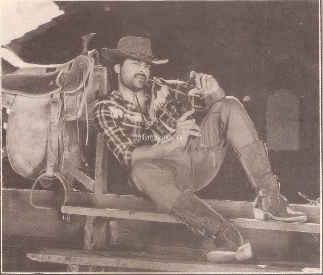 చిరంజీవి ఇప్పుడు టాలీవుడ్ మెగాస్టార్. ఒకప్పుడు ఎన్టీఆర్ తెలుగు చిత్రపరిశ్రమని ఏలారు. ఇప్పుడు చిరంజీవి ఏలుతున్నారు. కొత్తగా ఎంత మంది యంగ్ హీరోలు వస్తున్నా.. ఆయన స్థానం అగ్ర భాగమే. టాలీవుడ్ టాప్ చైర్ ఆయనదే. (చిరంజీవి అరుదైన ఫోటో) చిరంజీవి ఇప్పుడు టాలీవుడ్ మెగాస్టార్. ఒకప్పుడు ఎన్టీఆర్ తెలుగు చిత్రపరిశ్రమని ఏలారు. ఇప్పుడు చిరంజీవి ఏలుతున్నారు. కొత్తగా ఎంత మంది యంగ్ హీరోలు వస్తున్నా.. ఆయన స్థానం అగ్ర భాగమే. టాలీవుడ్ టాప్ చైర్ ఆయనదే. (చిరంజీవి అరుదైన ఫోటో)