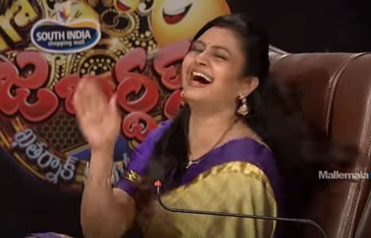 రోజా స్థానంలో జడ్జ్ గా వచ్చింది నటి ఇంద్రజ. ఒకప్పుడు అగ్ర హీరోలతో రొమాన్స్ చేసిన ఈ అందాల భామ రీఎంట్రీ తర్వాత క్యారెక్టర్‌గా రాణించేందుకు ప్రయత్నిస్తుంది. ఈ క్రమంలో `జబర్దస్త్` అవకాశం ఇంద్రజకి మరో లెవల్‌ గుర్తింపునిస్తుంది.