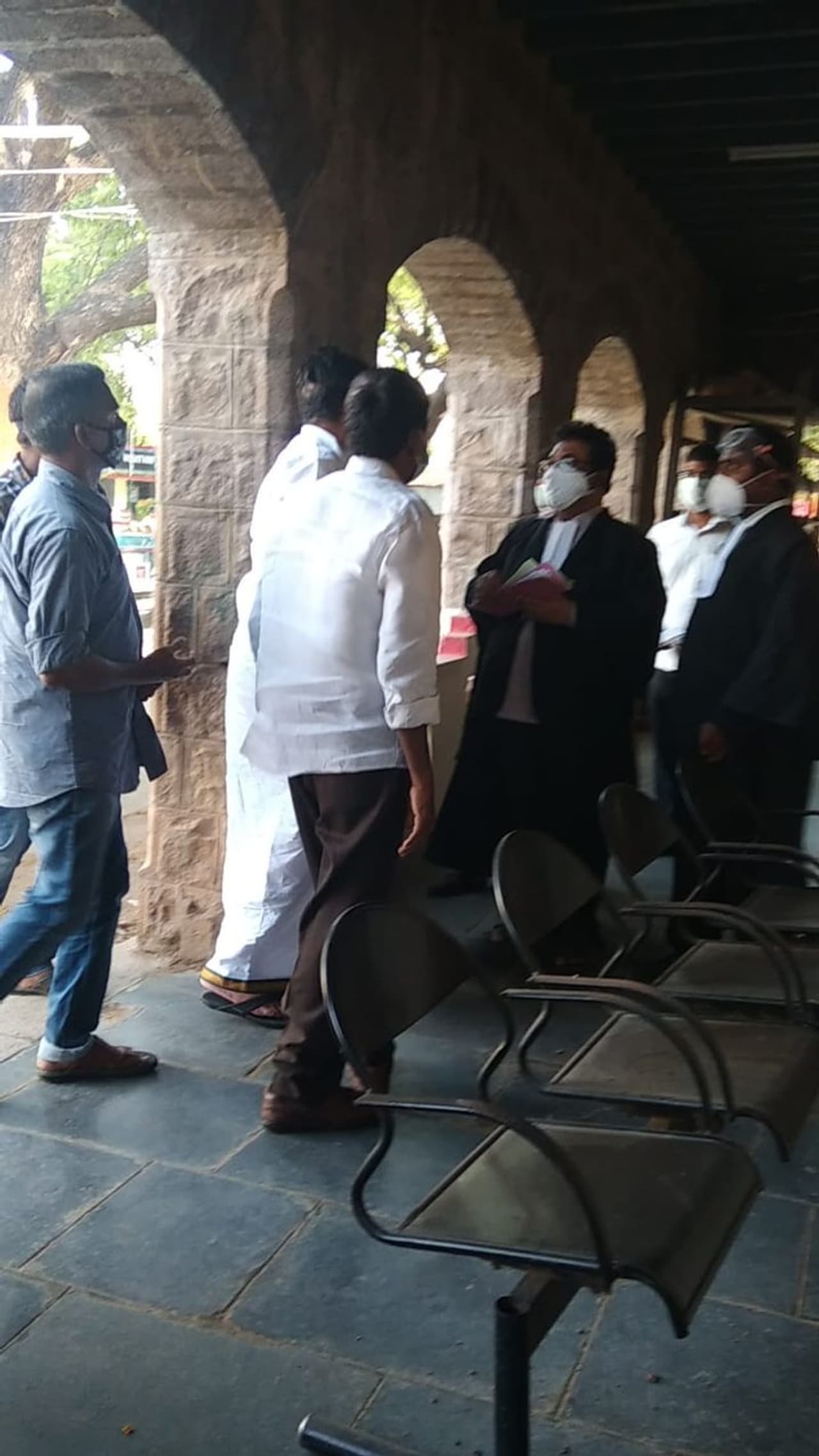 గుంటూరు సీఐడీ కోర్టులో న్యాయవాదులతో రఘురామ చర్చలు గుంటూరు సీఐడీ కోర్టులో న్యాయవాదులతో రఘురామ చర్చలు