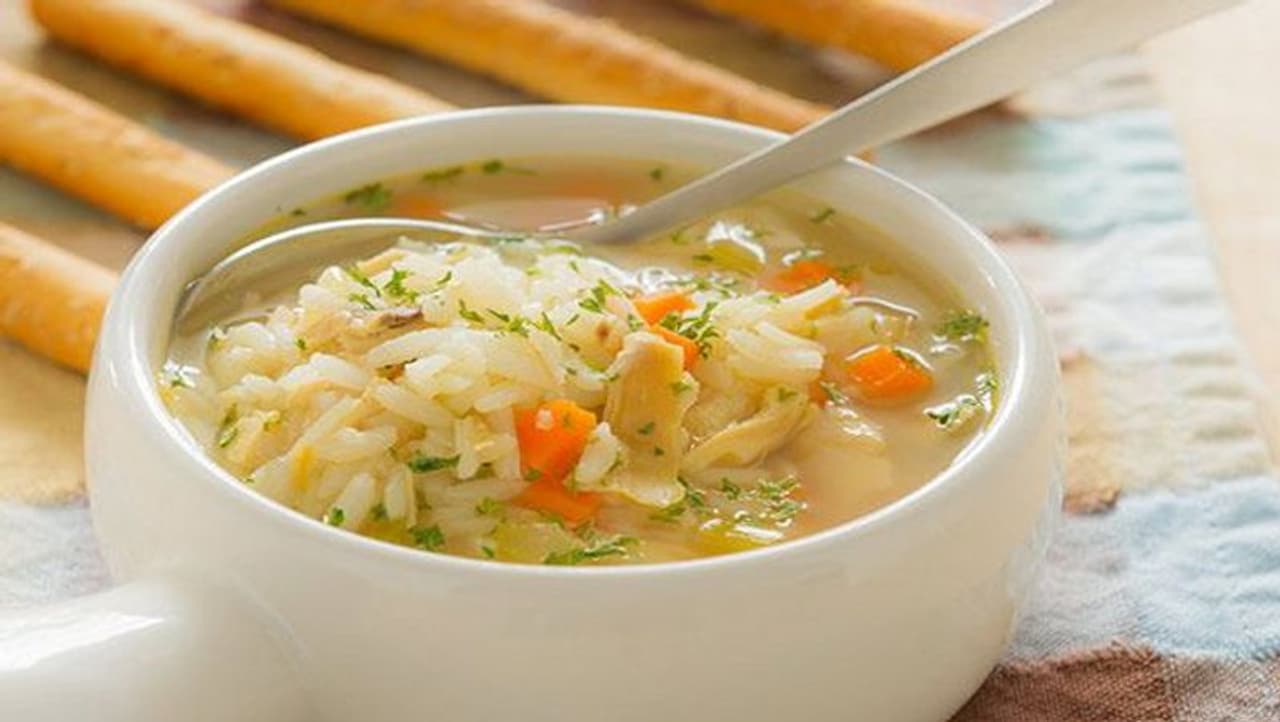 <p style="text align: justify;">ದೇಹವನ್ನು ಆರೋಗ್ಯವಾಗಿಡಲು ನೀವು ರಾಜಕುಮಾರನಂತೆ ಉಪಾಹಾರ ಮತ್ತು ಬಡಮನುಷ್ಯನಂತೆ ಊಟ ತಿನ್ನಬೇಕು ಎಂಬ ಮಾತನ್ನು ಕೇಳಿರಬಹುದು. ಆದರೆ ಕೆಲವರು ಈ ಗಾದೆಯನ್ನು ಅನುಸರಿಸಿ ರಾತ್ರಿ ಏನನ್ನೂ ತಿನ್ನದೆ ಖಾಲಿ ಹೊಟ್ಟೆಯಲ್ಲಿ ಮಲಗಲು ಬಯಸುತ್ತಾರೆ. ರಾತ್ರಿ ಖಾಲಿ ಹೊಟ್ಟೆಯಲ್ಲಿ ಮಲಗುವ ಈ ವಿಧಾನ ದೇಹಕ್ಕೆ ಸಾಕಷ್ಟು ಹಾನಿಕಾರಕ. </p> <p style="text align: justify;">ದೇಹವನ್ನು ಆರೋಗ್ಯವಾಗಿಡಲು ನೀವು ರಾಜಕುಮಾರನಂತೆ ಉಪಾಹಾರ ಮತ್ತು ಬಡಮನುಷ್ಯನಂತೆ ಊಟ ತಿನ್ನಬೇಕು ಎಂಬ ಮಾತನ್ನು ಕೇಳಿರಬಹುದು. ಆದರೆ ಕೆಲವರು ಈ ಗಾದೆಯನ್ನು ಅನುಸರಿಸಿ ರಾತ್ರಿ ಏನನ್ನೂ ತಿನ್ನದೆ ಖಾಲಿ ಹೊಟ್ಟೆಯಲ್ಲಿ ಮಲಗಲು ಬಯಸುತ್ತಾರೆ. ರಾತ್ರಿ ಖಾಲಿ ಹೊಟ್ಟೆಯಲ್ಲಿ ಮಲಗುವ ಈ ವಿಧಾನ ದೇಹಕ್ಕೆ ಸಾಕಷ್ಟು ಹಾನಿಕಾರಕ. </p>