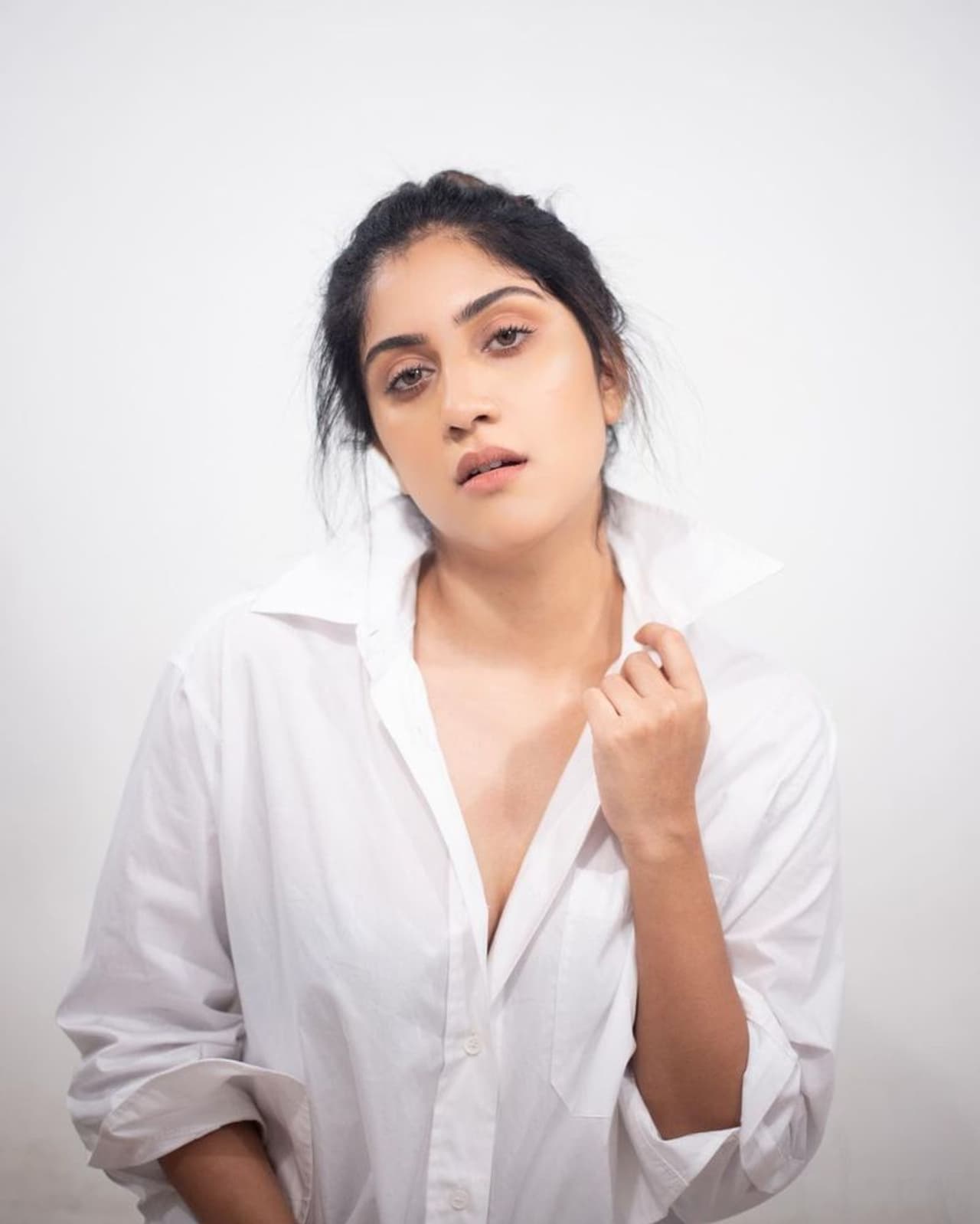 స్టార్ హీరోయిన్ కి ఏమాత్రం తగ్గని గ్లామర్ కలిగిన ధన్యా , కాలం కలిసి రాక అనుకున్నంత స్థాయిలో సక్సెస్ కాలేదు. పిచ్చెక్కించే గ్లామర్ ఉండి కూడా ఆమె హీరోయిన్స్ ఫ్రెండ్ పాత్రలకు, చిన్న బడ్జెట్ చిత్రాలలో హీరోయిన్ గా నటించాల్సిన పరిస్థితి ఏర్పడింది. స్టార్ హీరోయిన్ కి ఏమాత్రం తగ్గని గ్లామర్ కలిగిన ధన్యా , కాలం కలిసి రాక అనుకున్నంత స్థాయిలో సక్సెస్ కాలేదు. పిచ్చెక్కించే గ్లామర్ ఉండి కూడా ఆమె హీరోయిన్స్ ఫ్రెండ్ పాత్రలకు, చిన్న బడ్జెట్ చిత్రాలలో హీరోయిన్ గా నటించాల్సిన పరిస్థితి ఏర్పడింది.