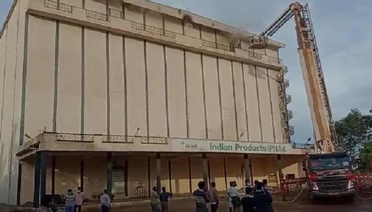 <p>ನಗರದ ಜಯಂತಿ ಕೋಲ್ಡ್ ಸ್ಟೋರೇಜ್ನಲ್ಲಿ ಸುಮಾರು 40 ಸಾವಿರ ಮೆಣಸಿಕಾಯಿ ಚೀಲಗಳ ಶೇಖರಣೆ ಮಾಡಲಾಗಿತ್ತು. ಬೆಂಕಿ ಹತ್ತಿದ ಪರಿಣಾಮ ಸುಟ್ಟು ಕರಕಲಾದ ಮೆಣಸಿನಕಾಯಿ</p> <p>ನಗರದ ಜಯಂತಿ ಕೋಲ್ಡ್ ಸ್ಟೋರೇಜ್ನಲ್ಲಿ ಸುಮಾರು 40 ಸಾವಿರ ಮೆಣಸಿಕಾಯಿ ಚೀಲಗಳ ಶೇಖರಣೆ ಮಾಡಲಾಗಿತ್ತು. ಬೆಂಕಿ ಹತ್ತಿದ ಪರಿಣಾಮ ಸುಟ್ಟು ಕರಕಲಾದ ಮೆಣಸಿನಕಾಯಿ</p>