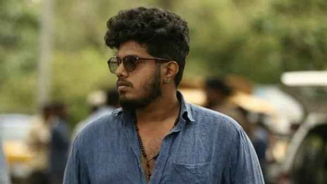 <p>மறைந்த நடிகர் ராஜன் பி. தேவ்வின் மகன் உன்னி தேவ், மயலாளத்தில் பல படங்களில் நடித்து பிரபலமானவர். அவரது மனைவி பிரியங்கா தூக்கிட்டு தற்கொலை செய்தது குறித்து போலீசார், தீவிர விசாரணை மேற்கொண்டு வருகிறார்கள் மேலும், பல பகீர் தகவல்கள் தொடர்ந்து வெளியாகி வருகிறது.</p> <p>மறைந்த நடிகர் ராஜன் பி. தேவ்வின் மகன் உன்னி தேவ், மயலாளத்தில் பல படங்களில் நடித்து பிரபலமானவர். அவரது மனைவி பிரியங்கா தூக்கிட்டு தற்கொலை செய்தது குறித்து போலீசார், தீவிர விசாரணை மேற்கொண்டு வருகிறார்கள் மேலும், பல பகீர் தகவல்கள் தொடர்ந்து வெளியாகி வருகிறது.</p>