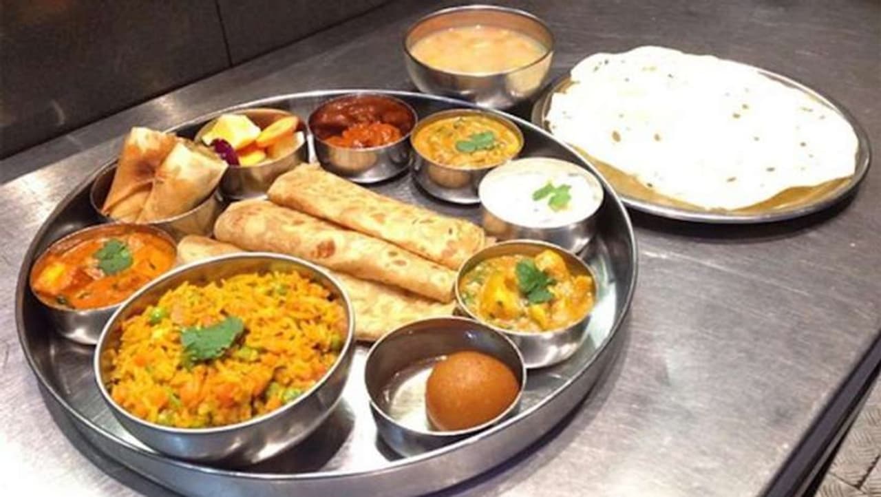 <p>కరోనా మహమ్మారి సెకండ్ వేవ్ దేశాన్ని అతలాకుతలం చేస్తున్న నేపథ్యంలో చీకట్లో కాంతిపుంజంలా వ్యాక్సినేషన్ కనిపించింది. ప్రజల్లో బతుకు మీద ఆశను చిగురింపజేసింది. దేశవ్యాప్తంగా అనేకమంది టీకాల కోసం క్యూలు కడుతున్నారు.</p> <p>కరోనా మహమ్మారి సెకండ్ వేవ్ దేశాన్ని అతలాకుతలం చేస్తున్న నేపథ్యంలో చీకట్లో కాంతిపుంజంలా వ్యాక్సినేషన్ కనిపించింది. ప్రజల్లో బతుకు మీద ఆశను చిగురింపజేసింది. దేశవ్యాప్తంగా అనేకమంది టీకాల కోసం క్యూలు కడుతున్నారు.</p>