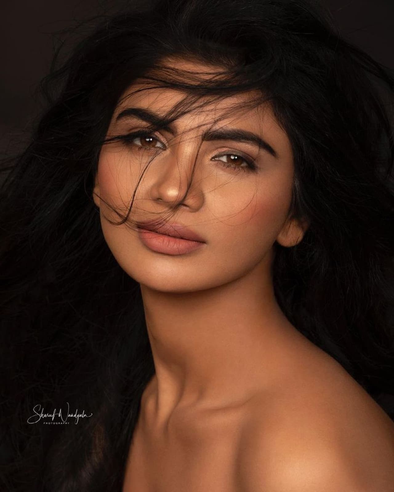 జబర్దస్త్ షోకి కొత్త గ్లామర్ వర్షతో వచ్చి చేరింది. వేదికపై వర్షను చూసిన జబర్దస్త్ ప్రేక్షకులు అదృష్టంగా ఫీలయ్యారు. రష్మీ, అనసూయ అందాలతో విసిగిపోయిన వీరికి వర్ష రూపంలో మంచి ఉపశమనం లభించింది.