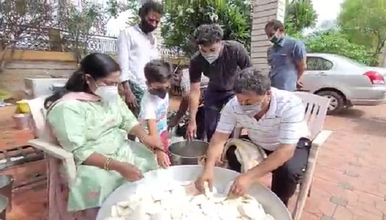 <p>ಕೊರೋನಾ ಸೋಂಕಿತರಿಗಾಗಿಯೇ ಸ್ವತಃ ಇಡ್ಲಿ ಮಾಡಿದ ರೇಣುಕಾಚಾರ್ಯ</p> <p>ಕೊರೋನಾ ಸೋಂಕಿತರಿಗಾಗಿಯೇ ಸ್ವತಃ ಇಡ್ಲಿ ಮಾಡಿದ ರೇಣುಕಾಚಾರ್ಯ</p>